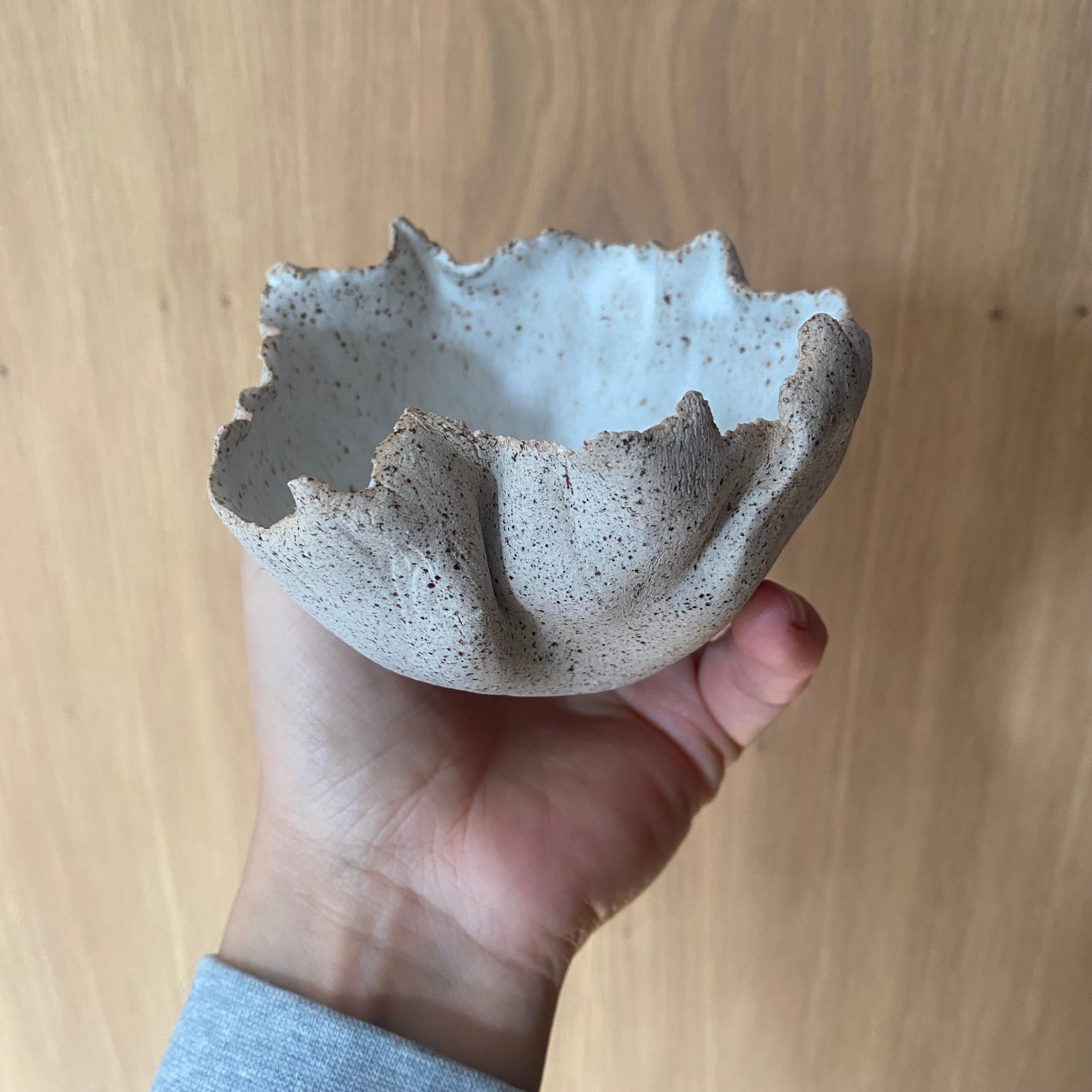Lille håndlavet RAW Mini Bowl i sandfarvet stentøj med organisk kant