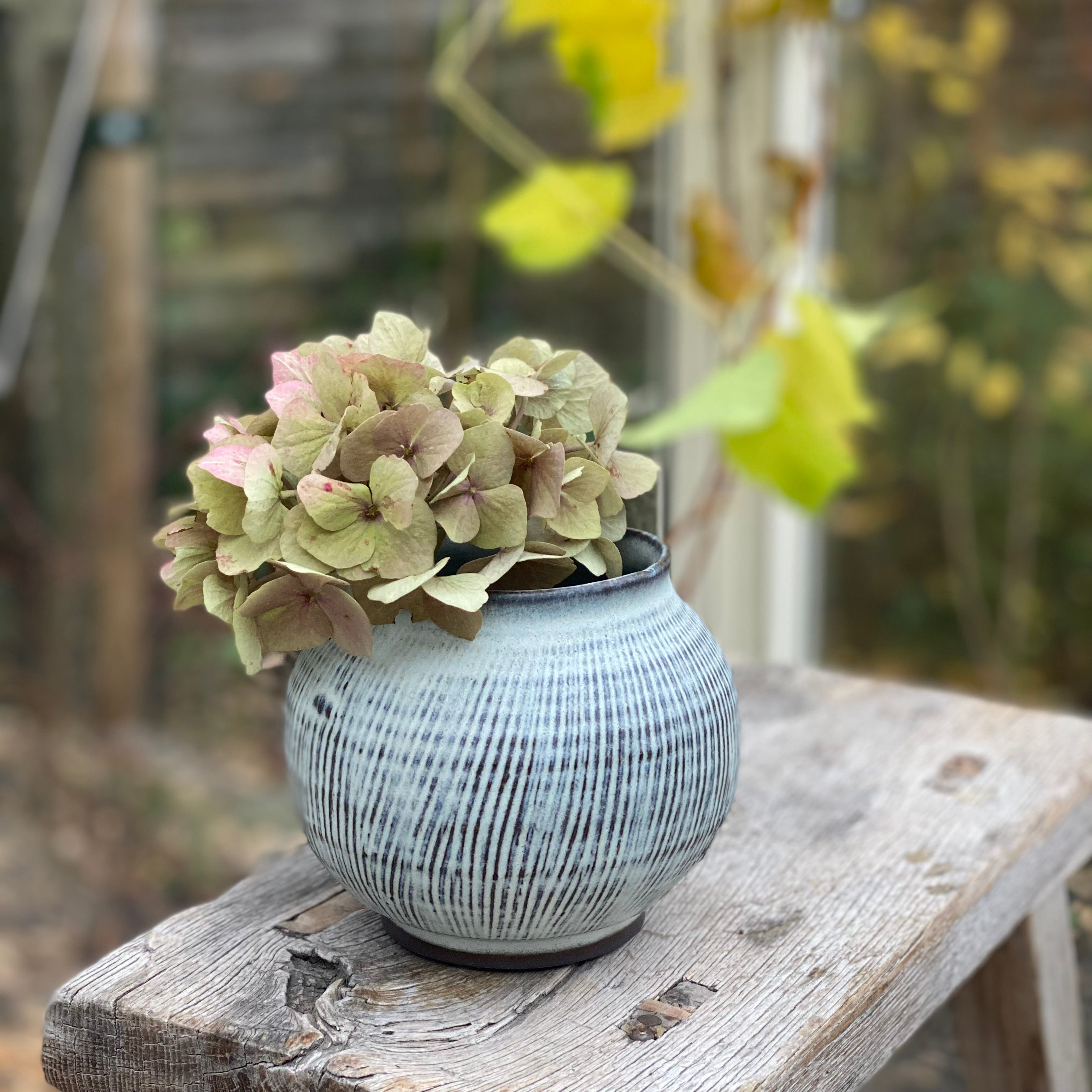 Riflet rund vase i blågrå keramik fra Blacksmith ceramics
