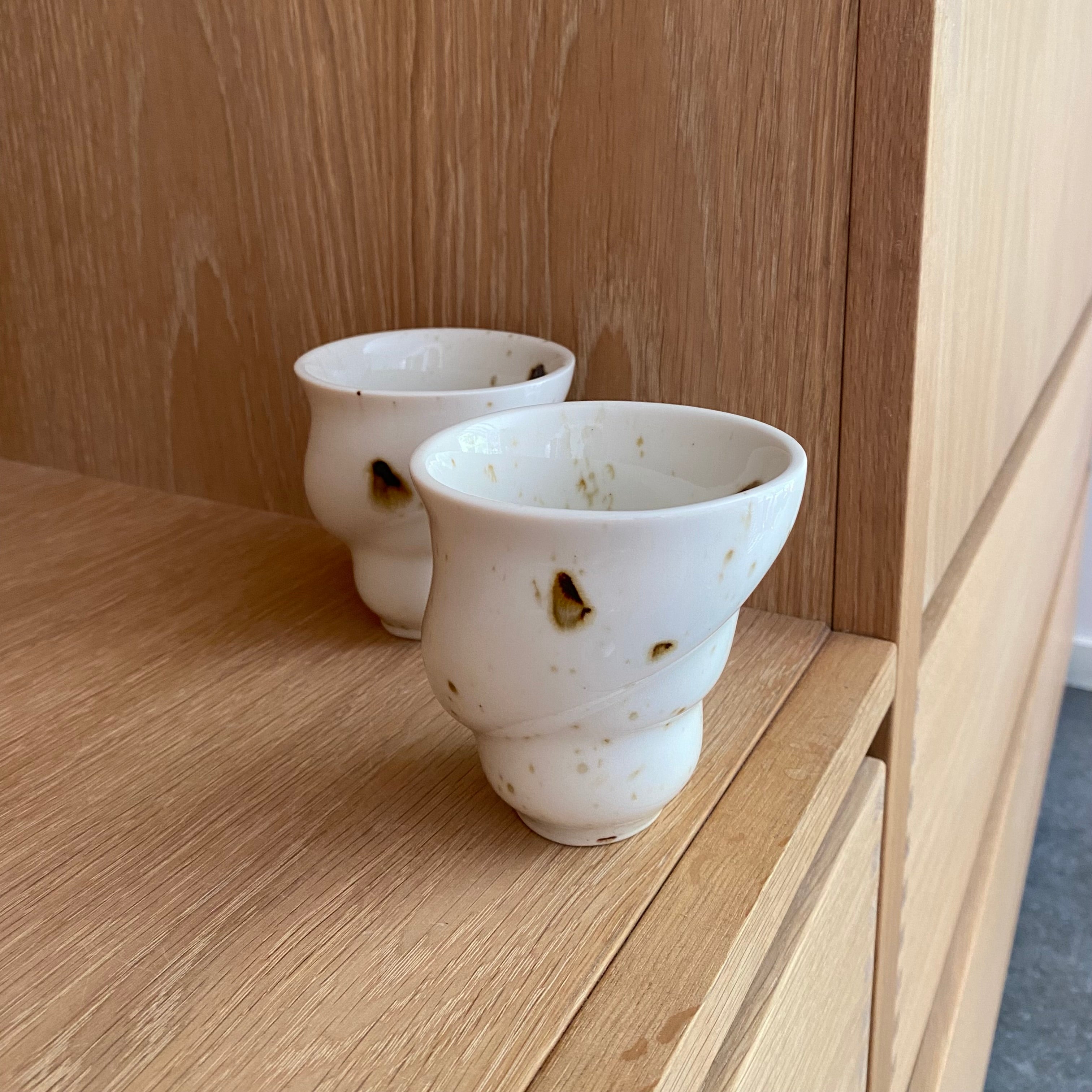 Nærbillede af glasur på Ryle keramikkop – unikke kontraster i mørkebrun og hvid