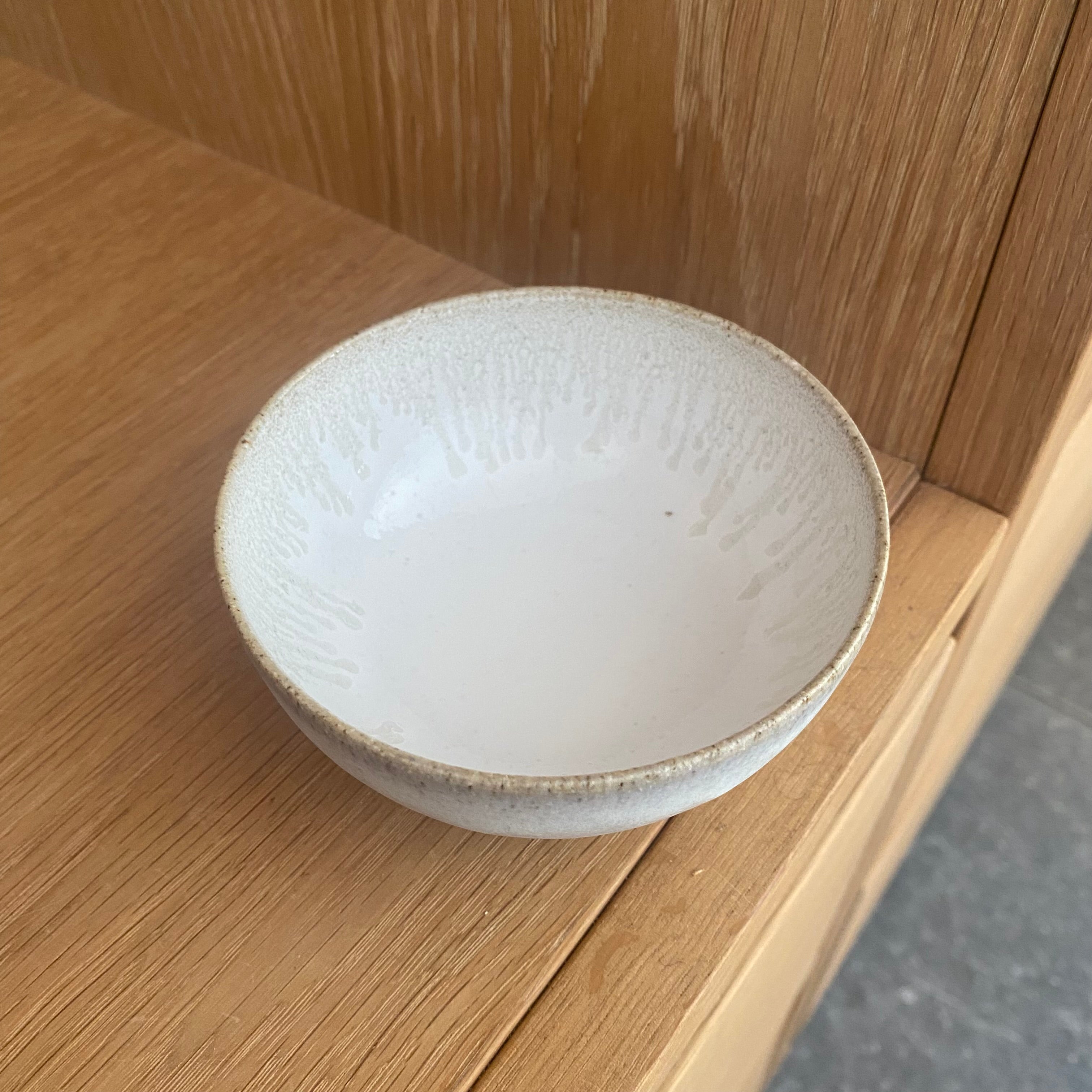 Lille skål i dansk håndlavet keramik – hvid og creme glasur