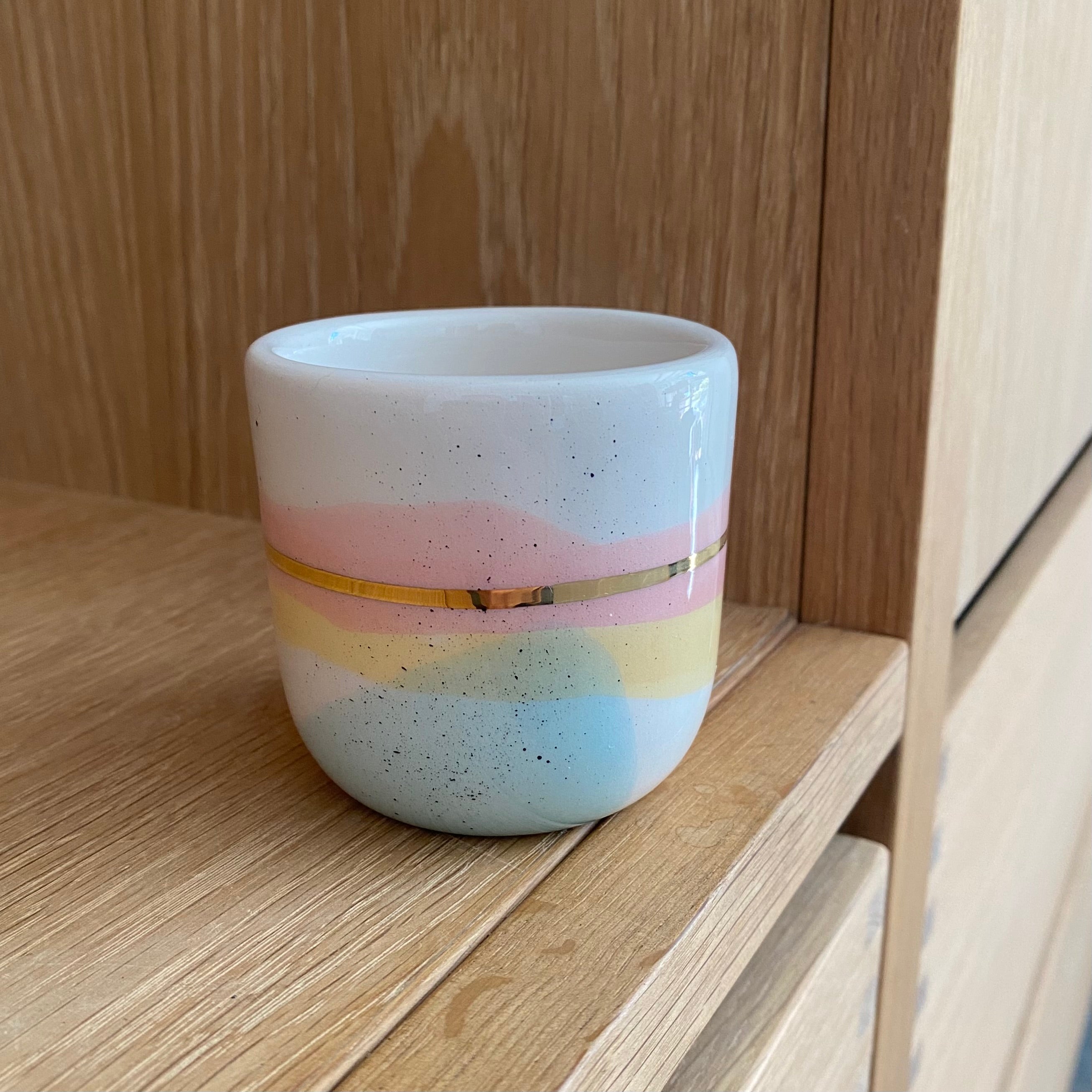 Håndlavet espressokop sommerdag med pastelfarver og guld fra Marinski Heartmades