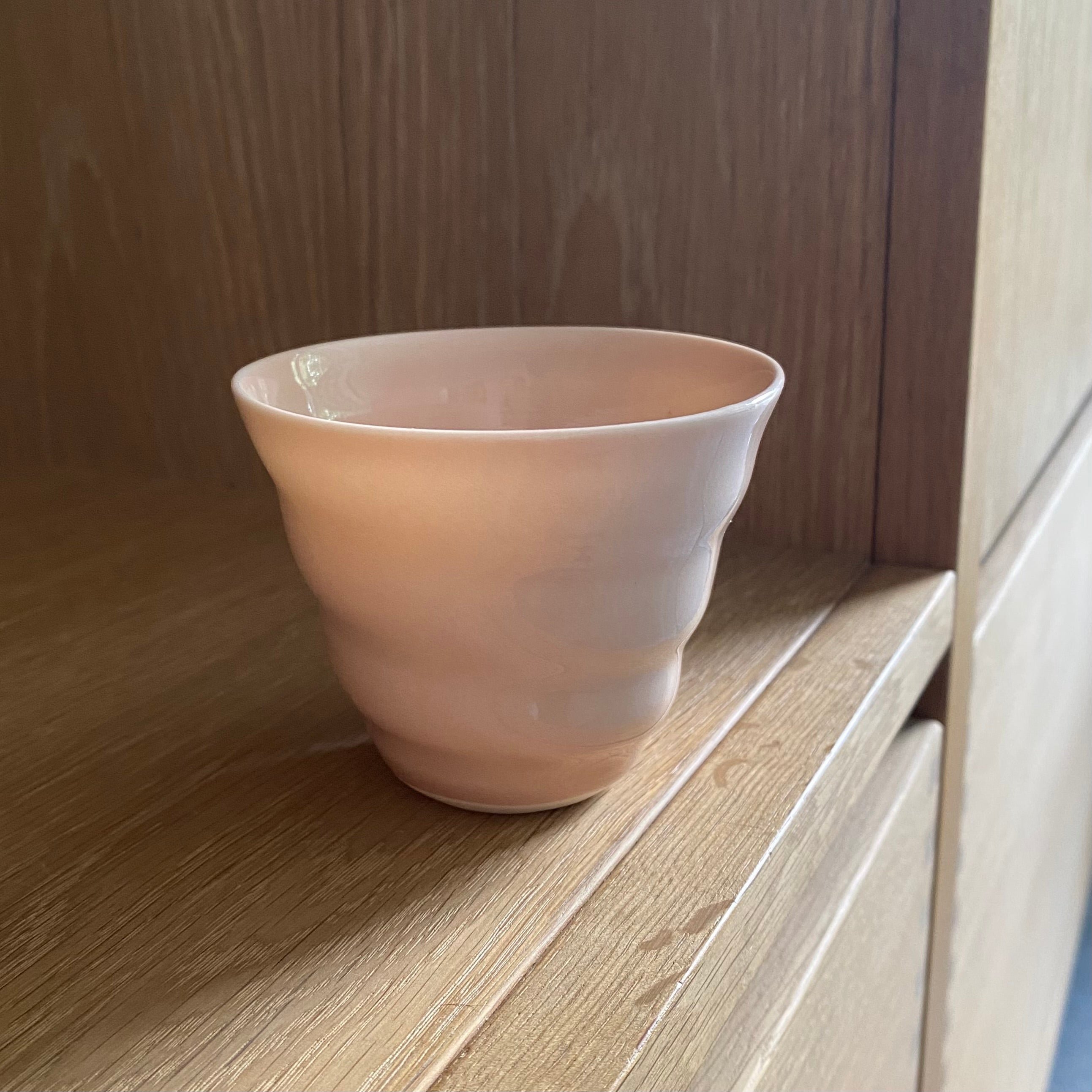 Cortadokop i pudderfarvet porcelæn fra Rikke Mangelsen – set forfra på træbord