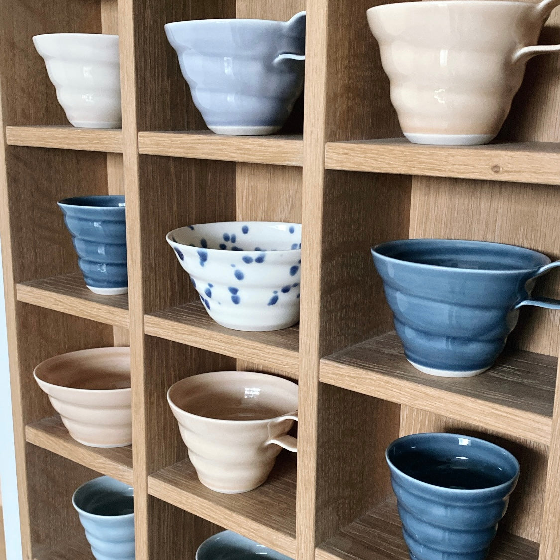 Demin blå porcelænskop med hank – spiralkop fra unika:k – håndlavet dansk design