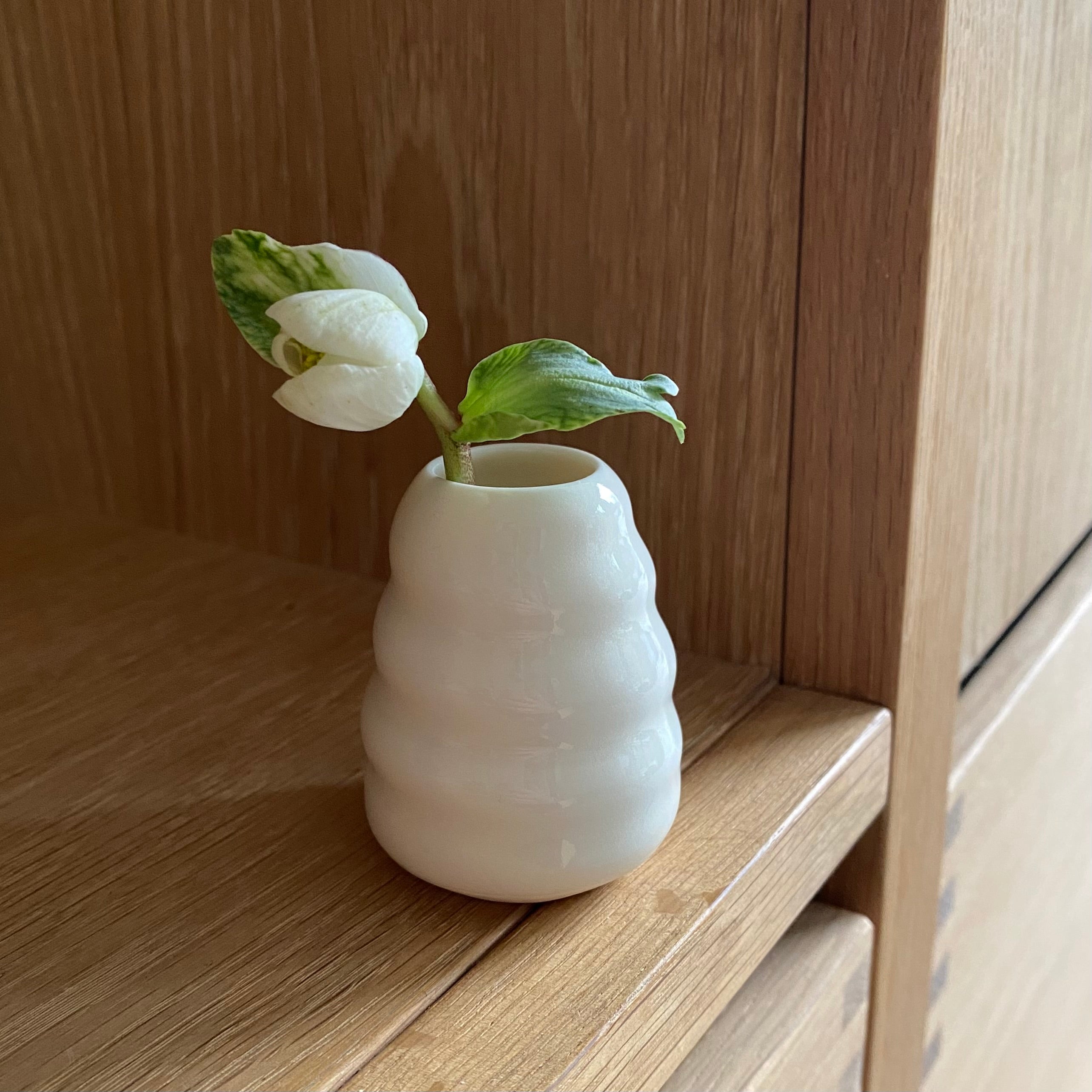 Lille porcelænsvase i hvid med spiraldesign af keramiker Rikke Mangelsen