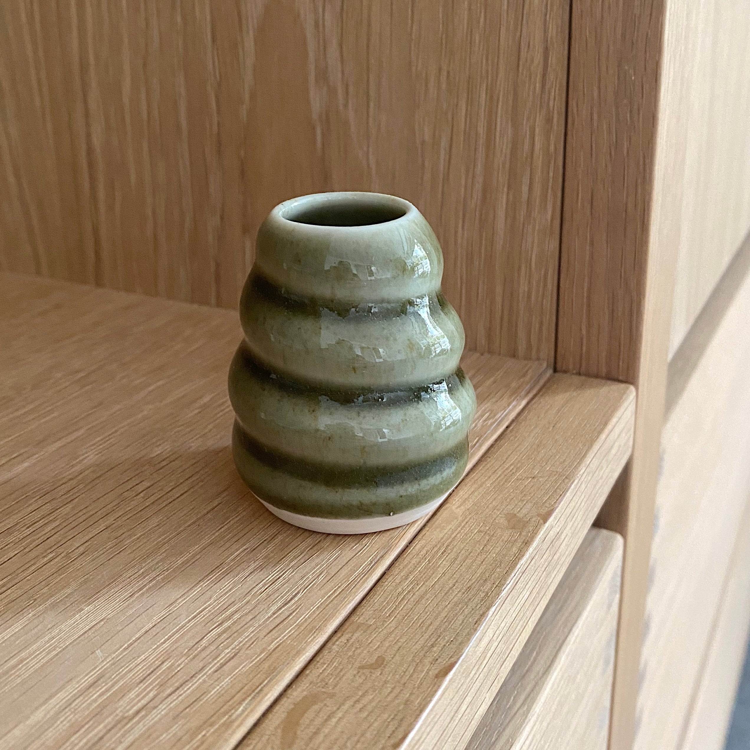 Mini keramikvase i mosgrøn porcelæn med spiralstruktur fra Rikke Mangelsen