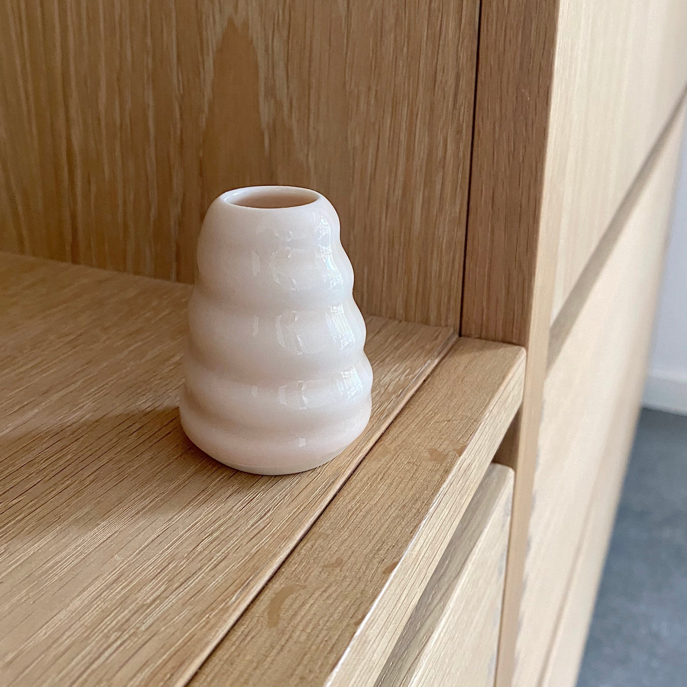 Porcelæn spiralvase mini i pudderfarve – dansk keramik af Rikke Mangelsen
