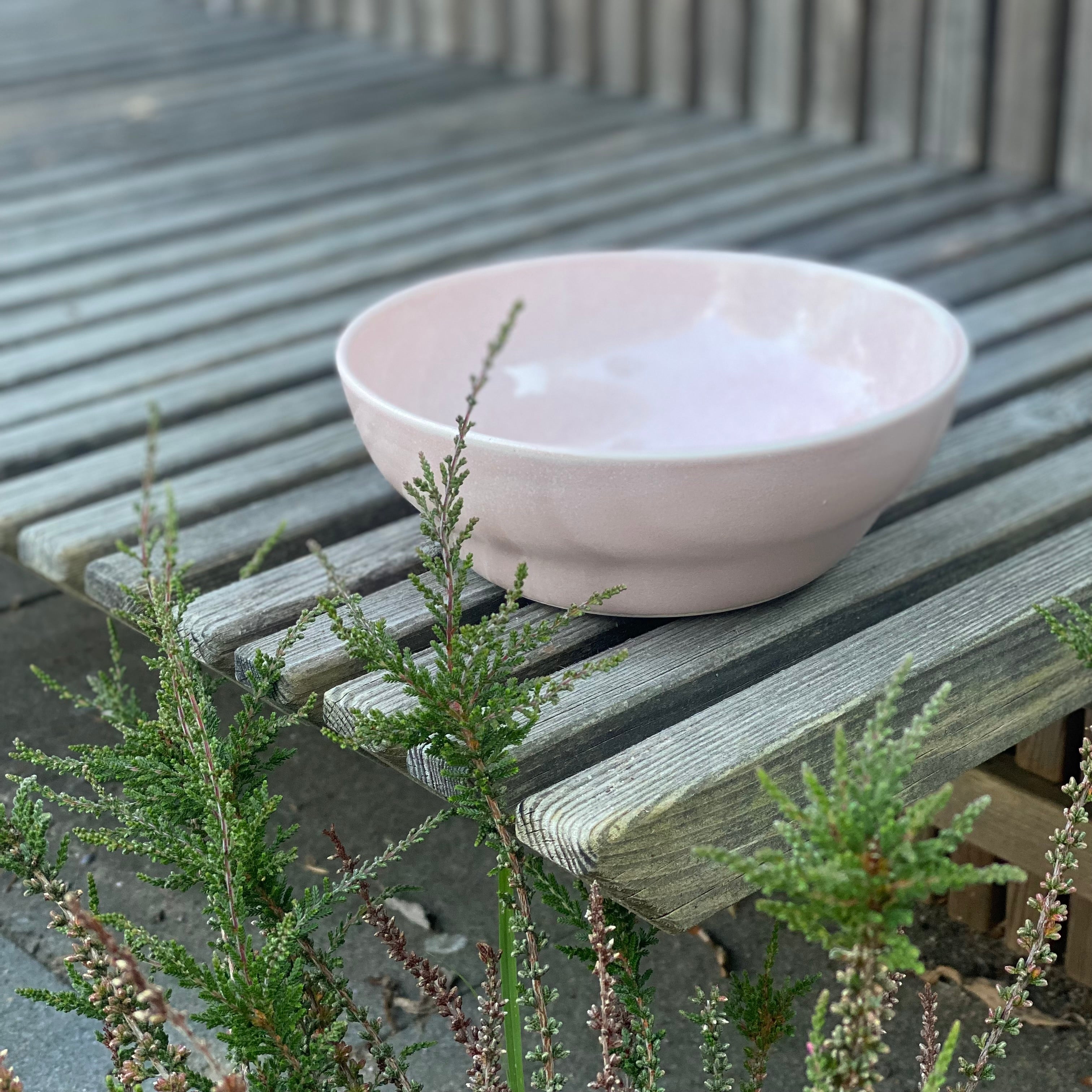 Håndlavet keramikskål i farven sea rose – stor Nexø-skål fra Oh Oak, perfekt til servering eller morgenmad