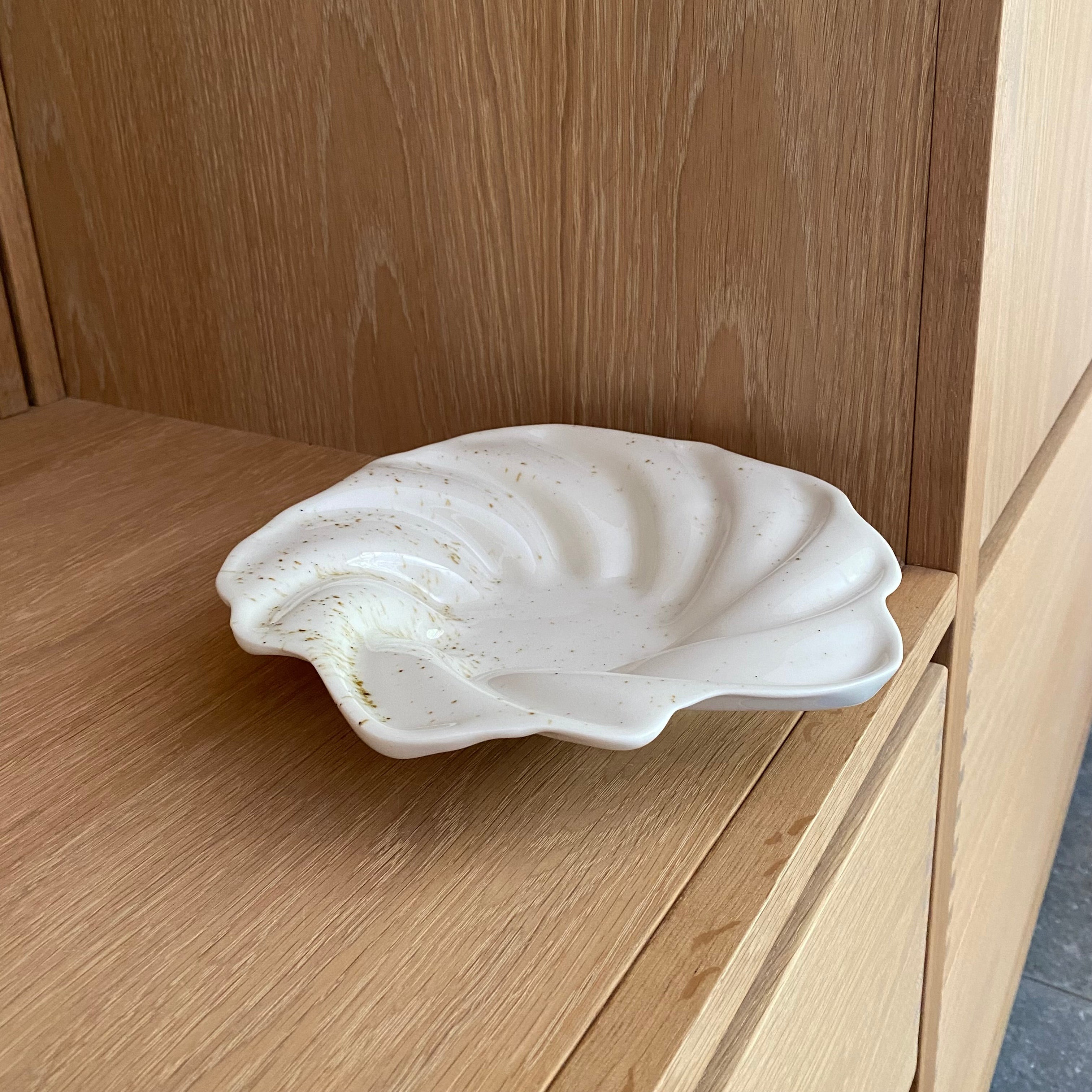 Detaljeret nærbillede af bølget kant på svane skål – håndlavet hvid keramik