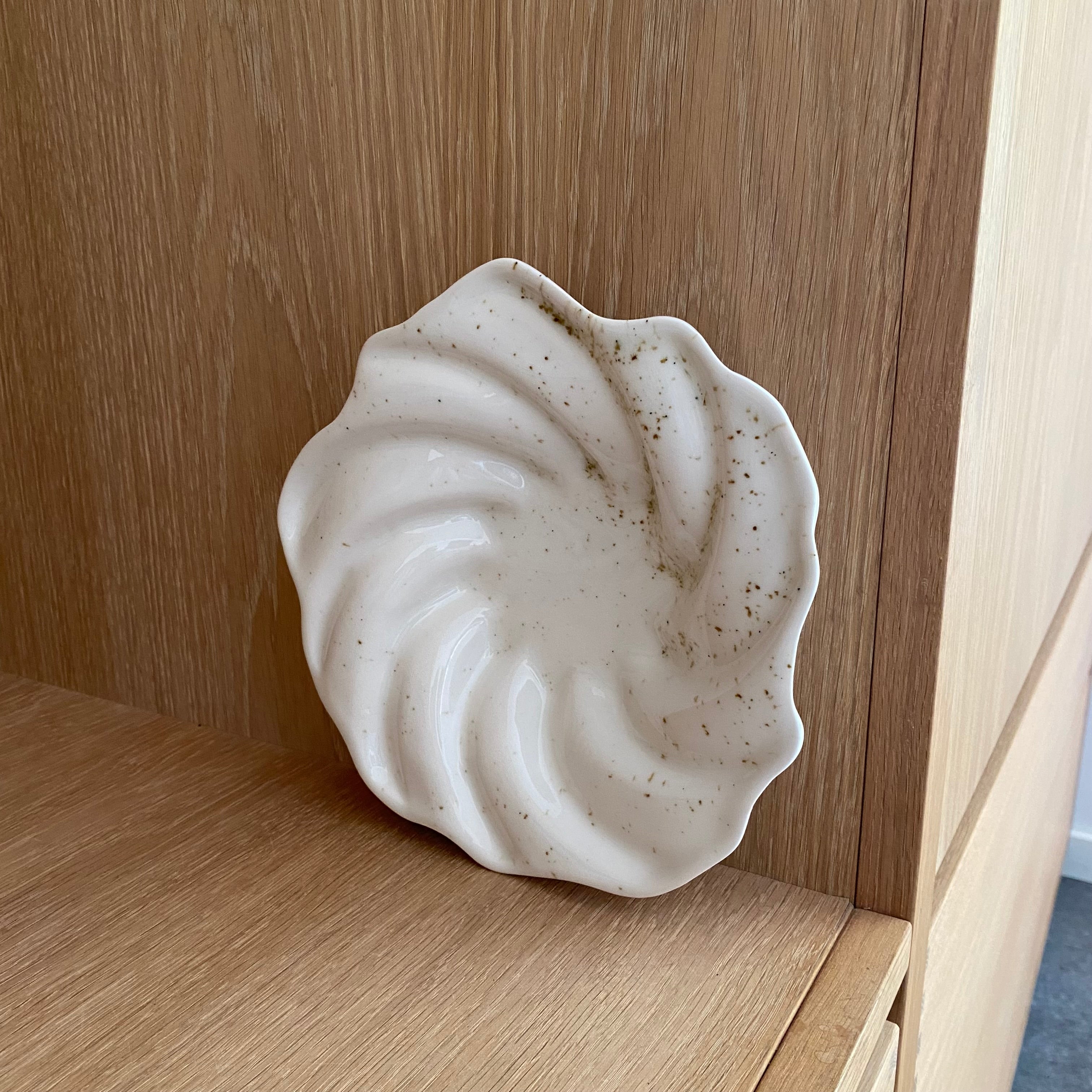 Håndlavet svane skål i hvidt porcelæn – set forfra med synlige bølgede former