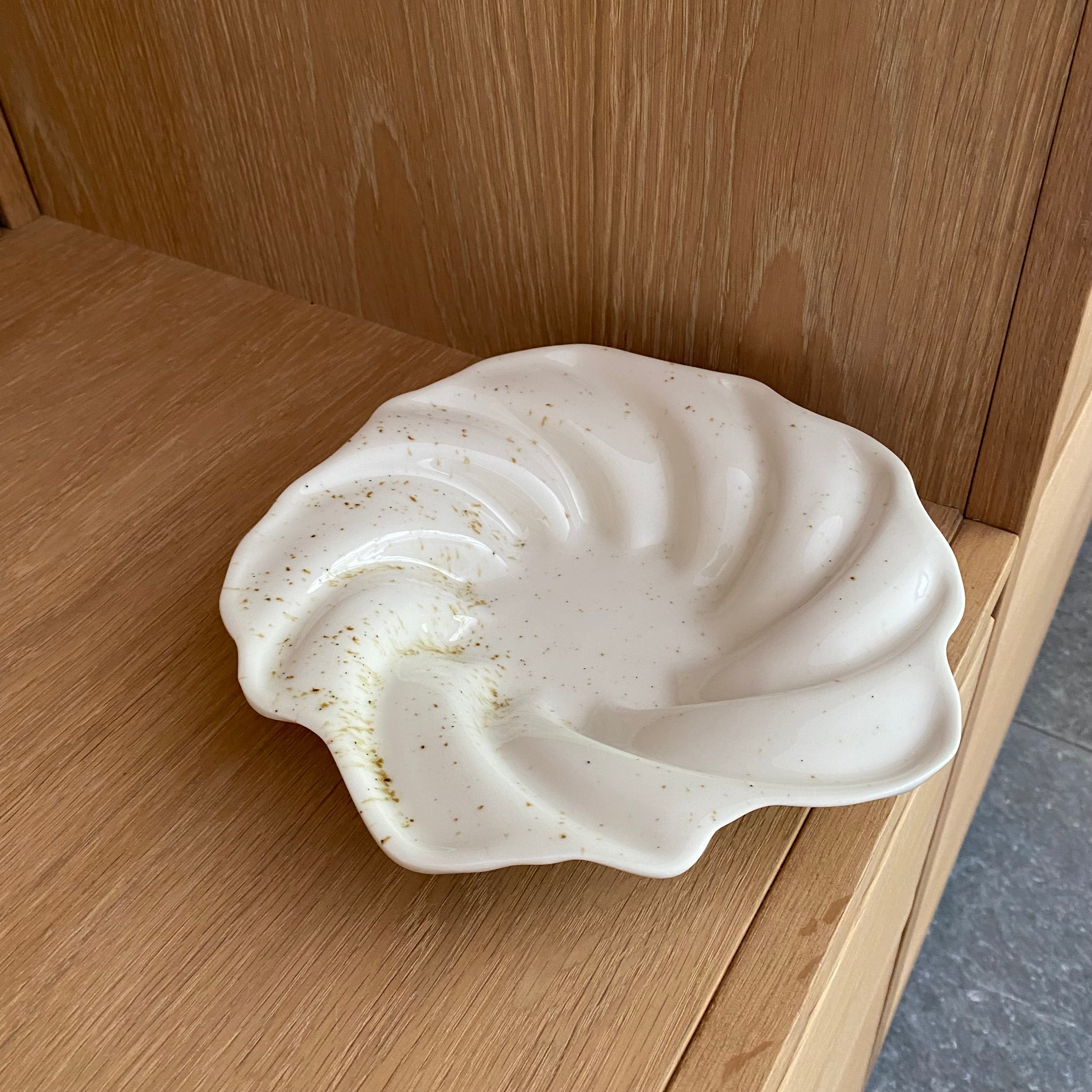 Svane skål i håndlavet porcelæn – set skråt oppefra og placeret på bord