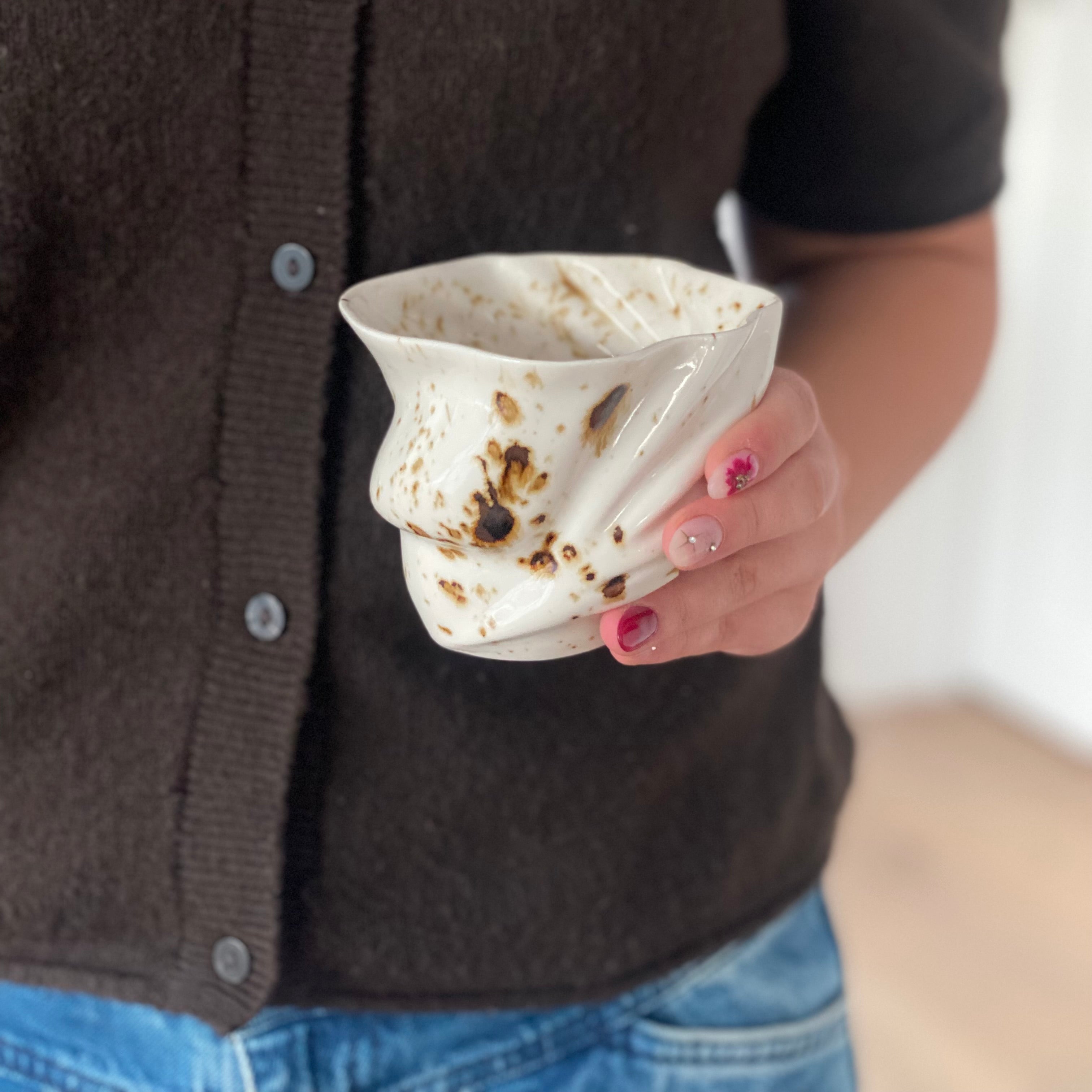 Svanekop i porcelæn med brunlige pletter som et svaneæg