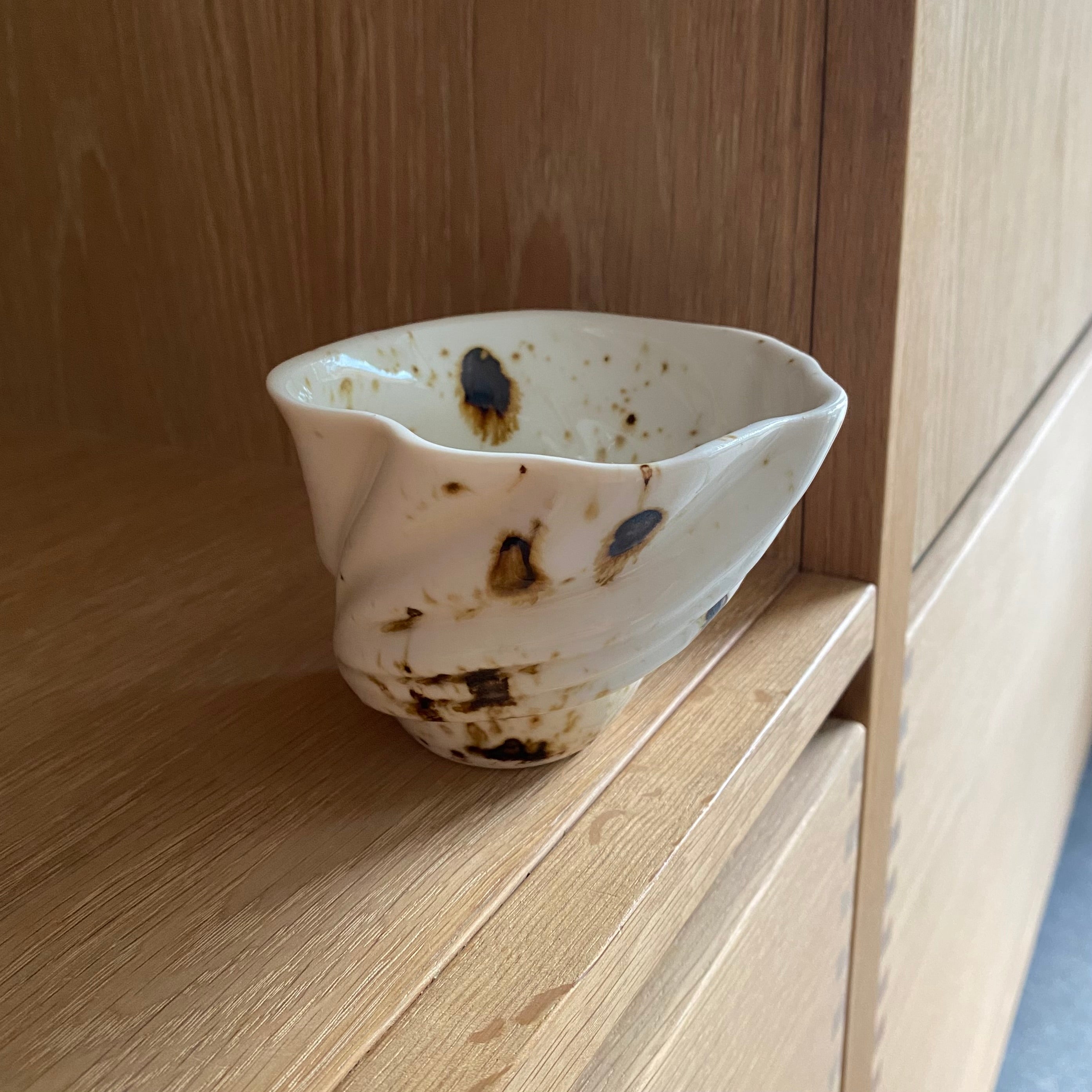 Håndlavet svanekop i porcelæn med brune pletter – fotograferet på træbord