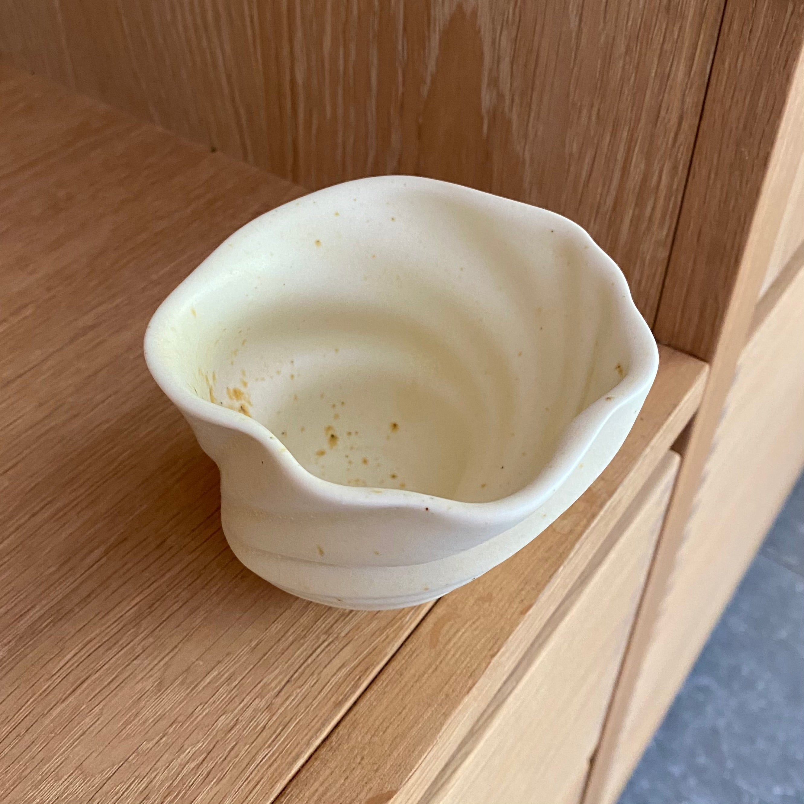 Håndlavet svanekop ‘Skal’ set oppefra – porcelæn med små nistre