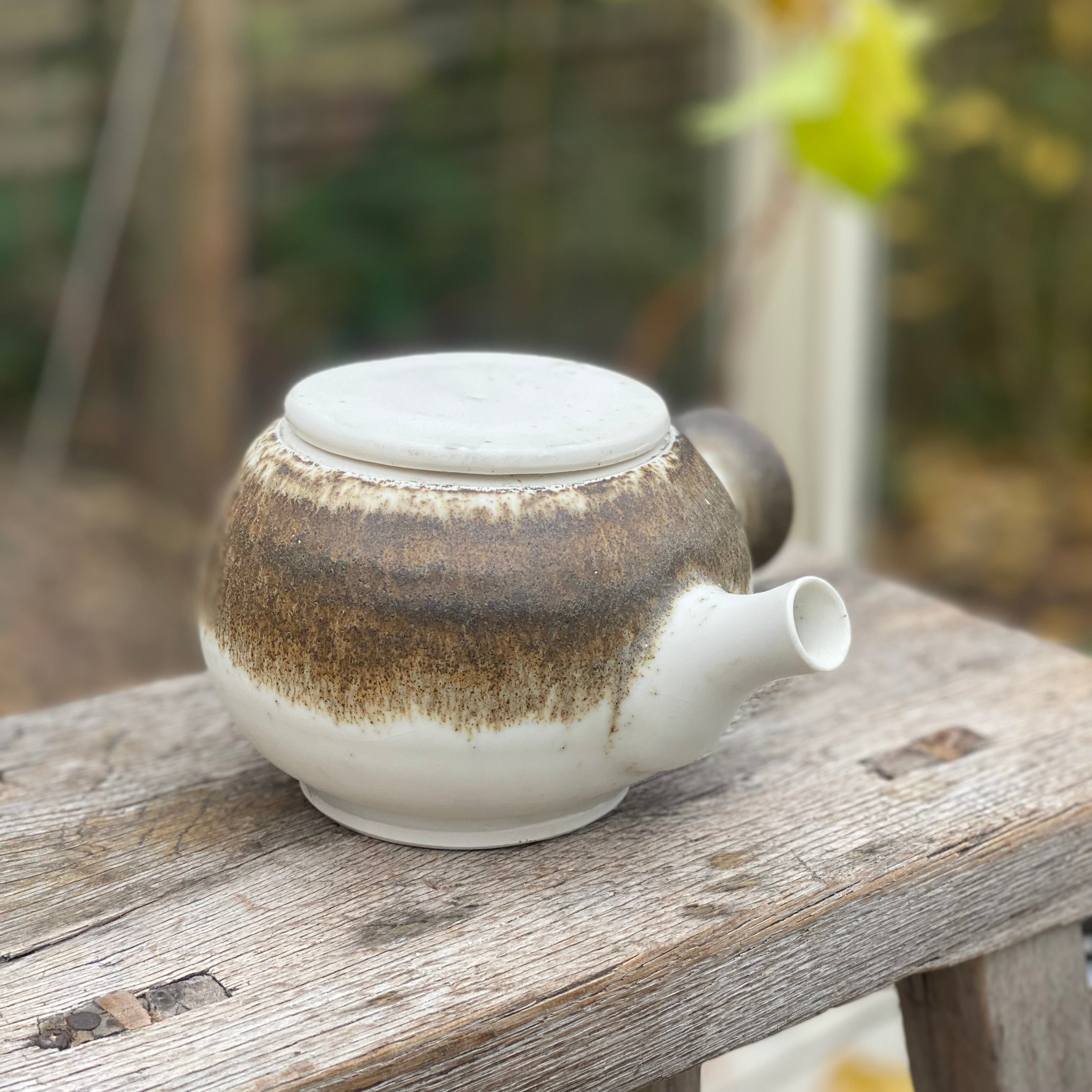 Hånddrejet tekande i cremehvid og beige porcelæn fra Blacksmith ceramics