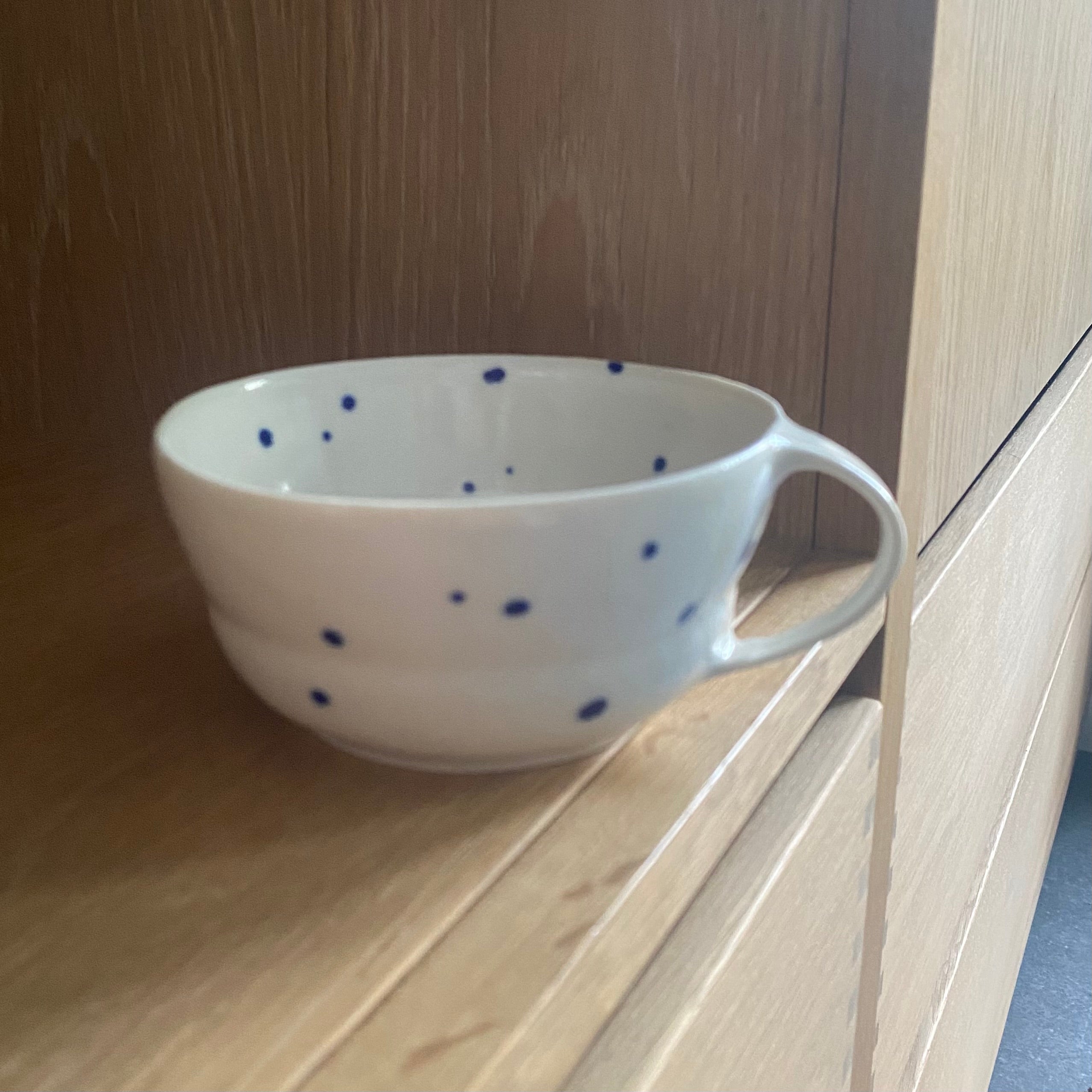 Håndlavet porcelænskop med små blå prikker fra Ann-Louise Roman.