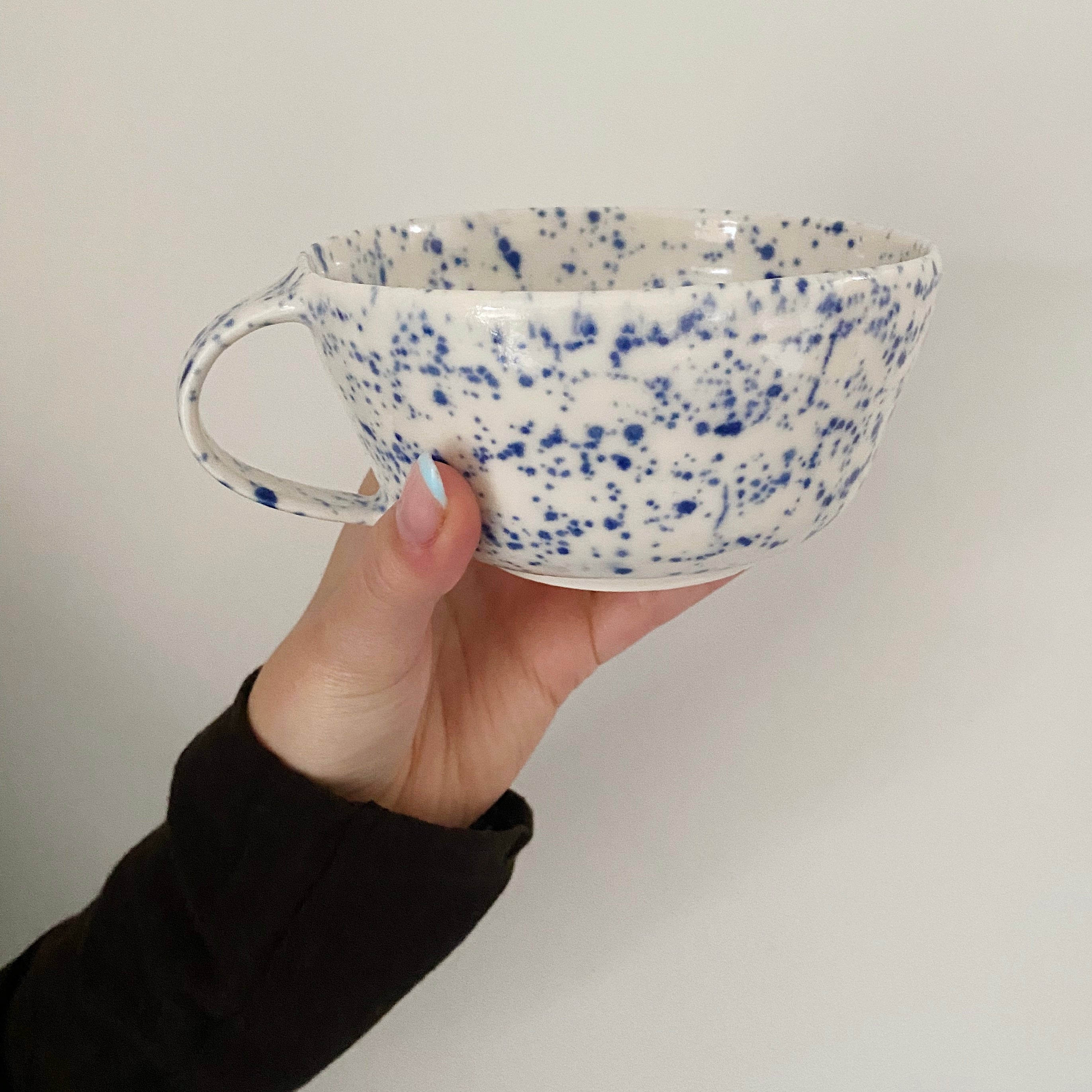 Hånddrejet porcelænskop med blå splash-mønster fra Ann-Louise Roman