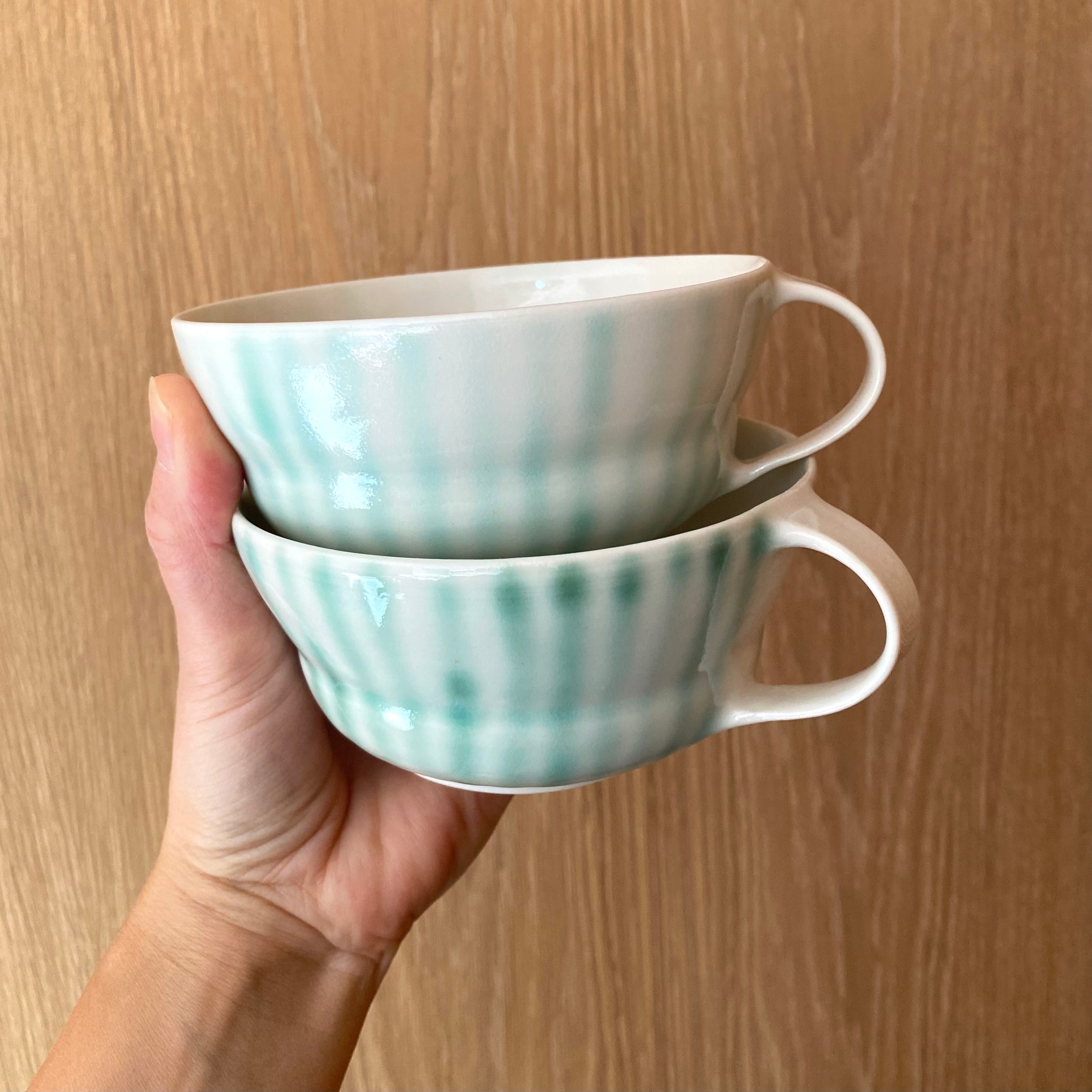 Håndlavet tekop i porcelæn med grønne striber, set fra siden