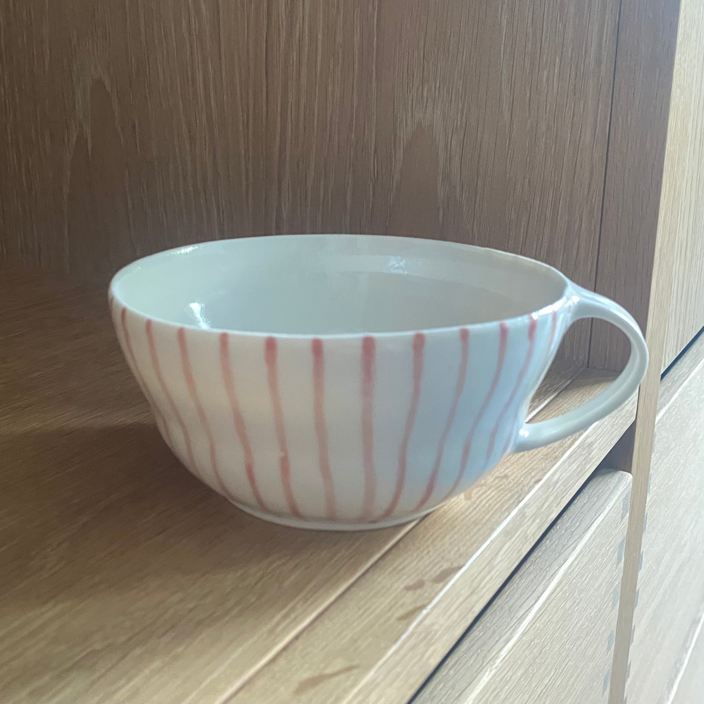 Hånddrejet tekop i porcelæn med rosarøde striber fra Ann-Louise Roman.