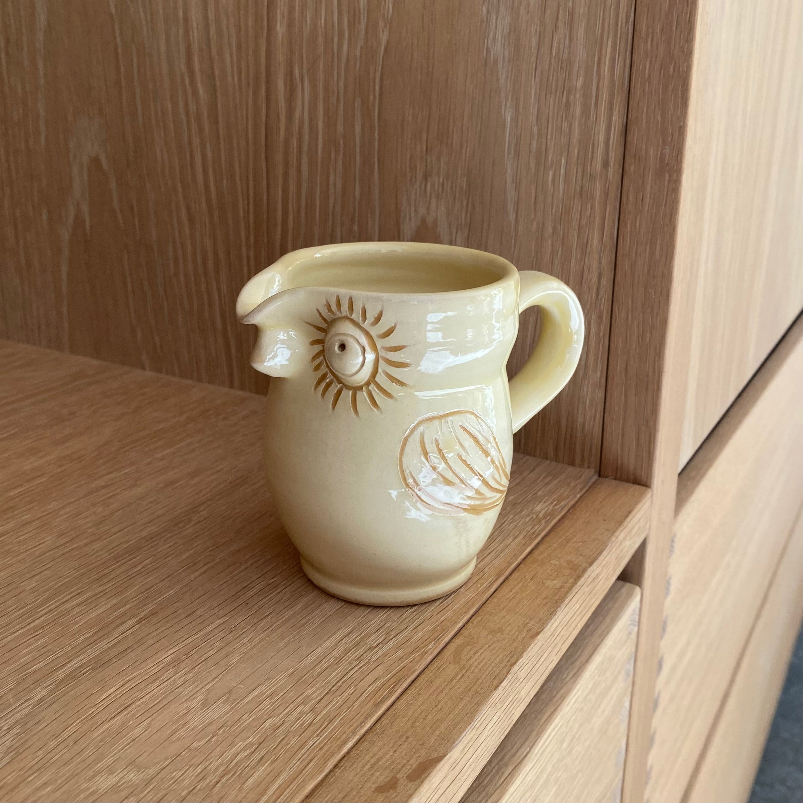 Håndlavet uglekande i cremegul glasur brugt som vase – dansk keramik af Erik Bendtsen