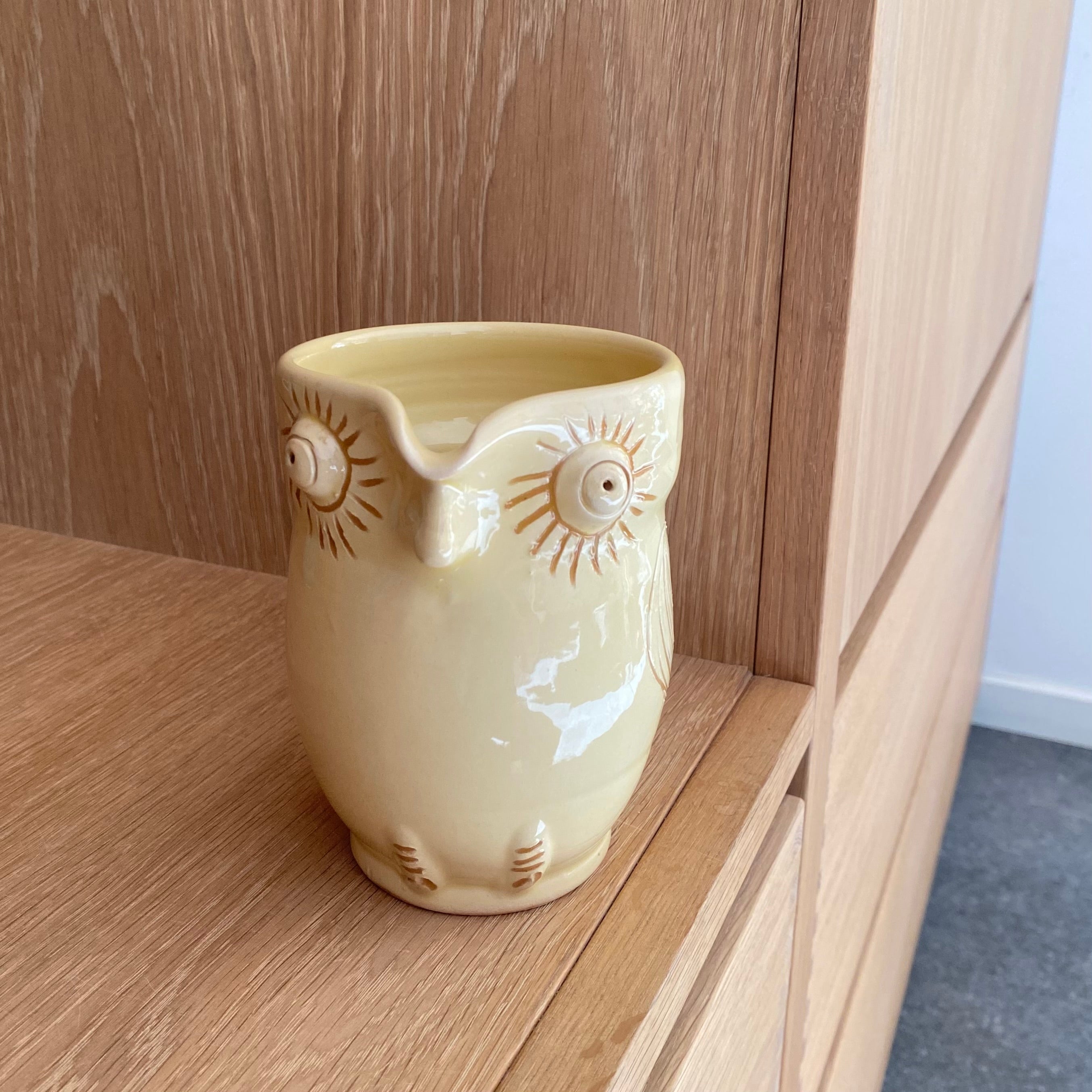 Hånddrejet uglekande i cremegul glasur brugt som vase – dansk keramik