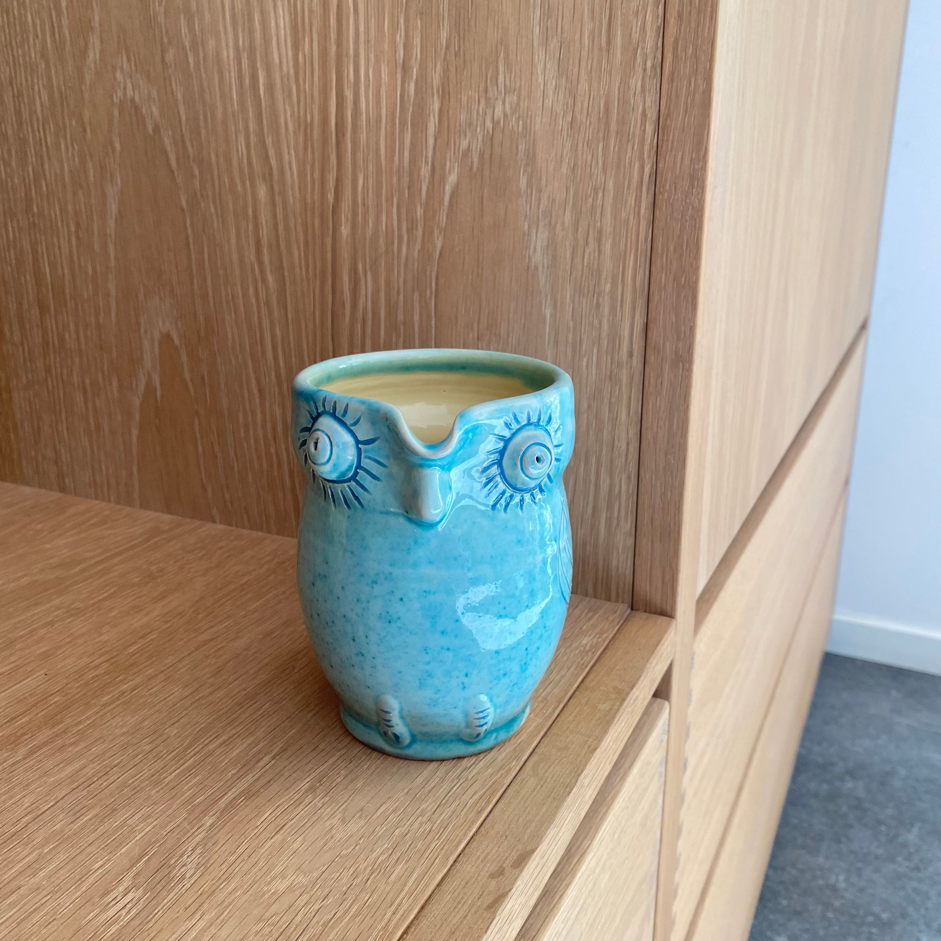 Håndlavet uglekande i turkis glasur brugt som vase – dansk keramik