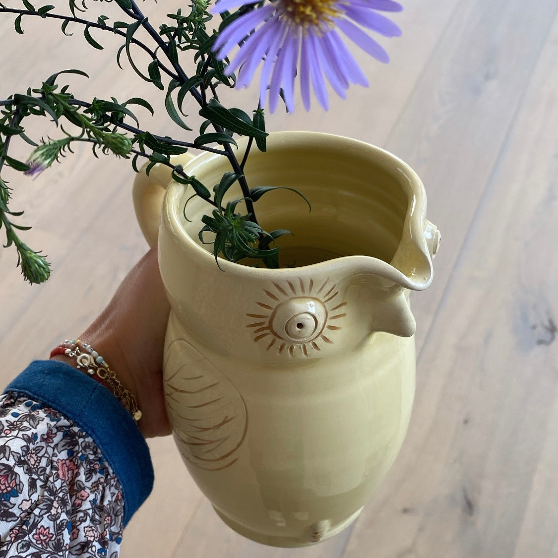 Stor cremegul uglekande brugt som vase – håndlavet dansk keramik