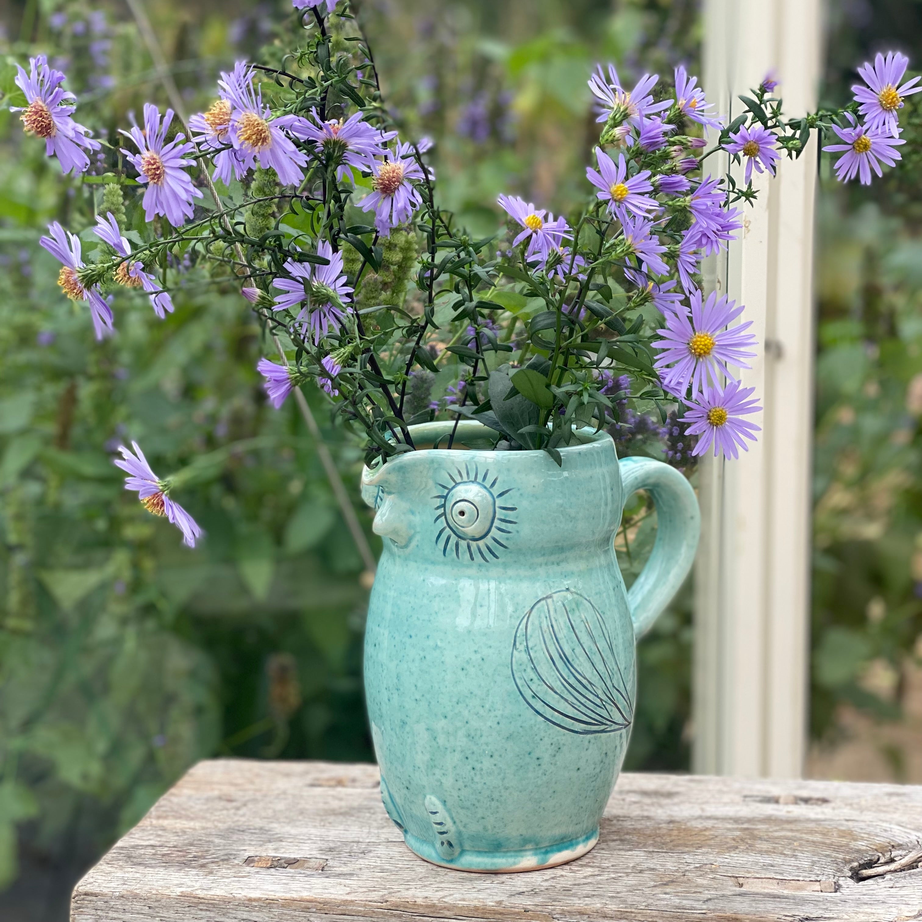 Turkis uglekande fra Erik Bendtsen brugt som vase – håndlavet dansk keramik