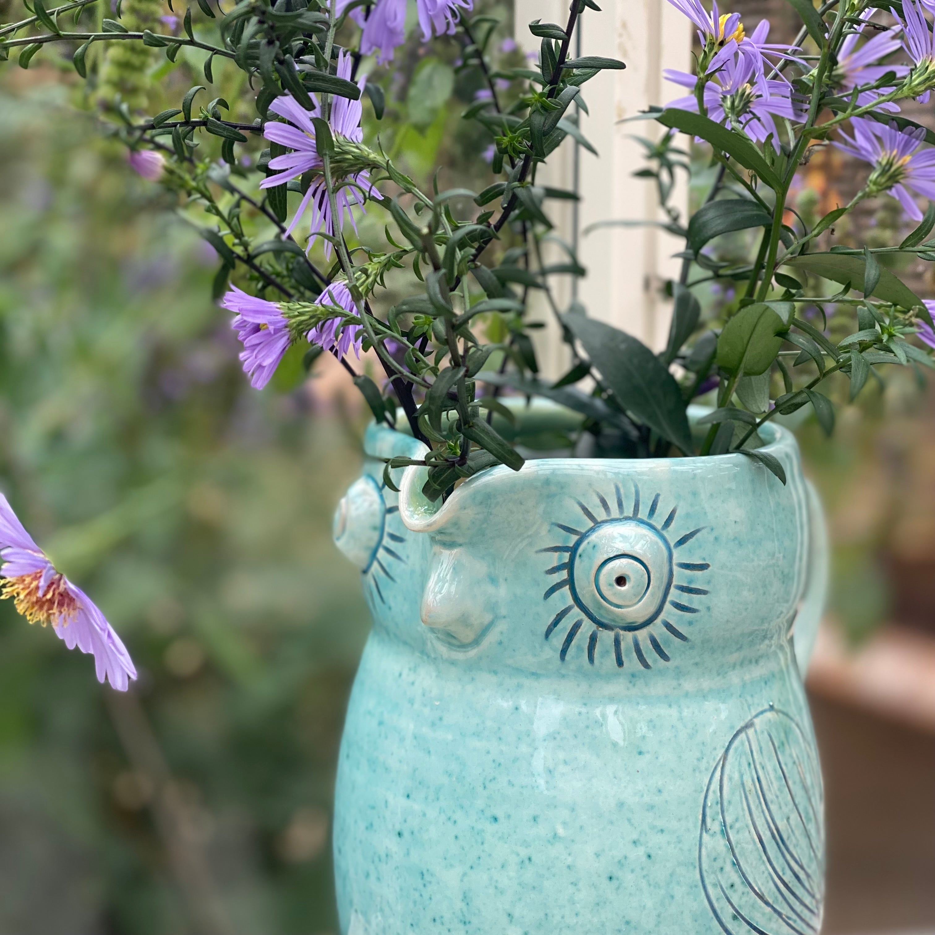 Turkis uglekande fra Erik Bendtsen brugt som vase med asters – håndlavet dansk keramik