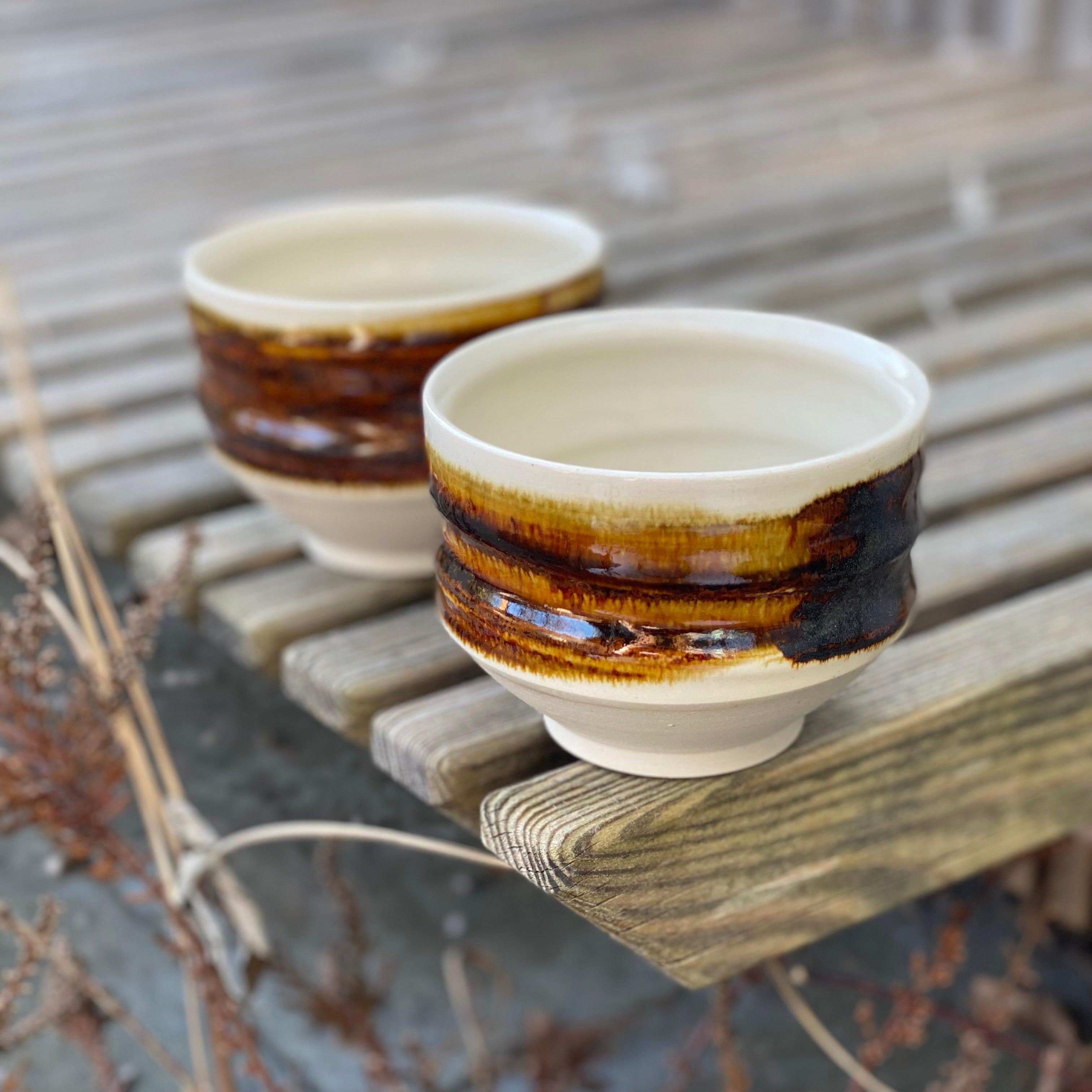 Hånddrejet UJI kop Iron fra Oh Oak med gyldenbrunt penselstrøg