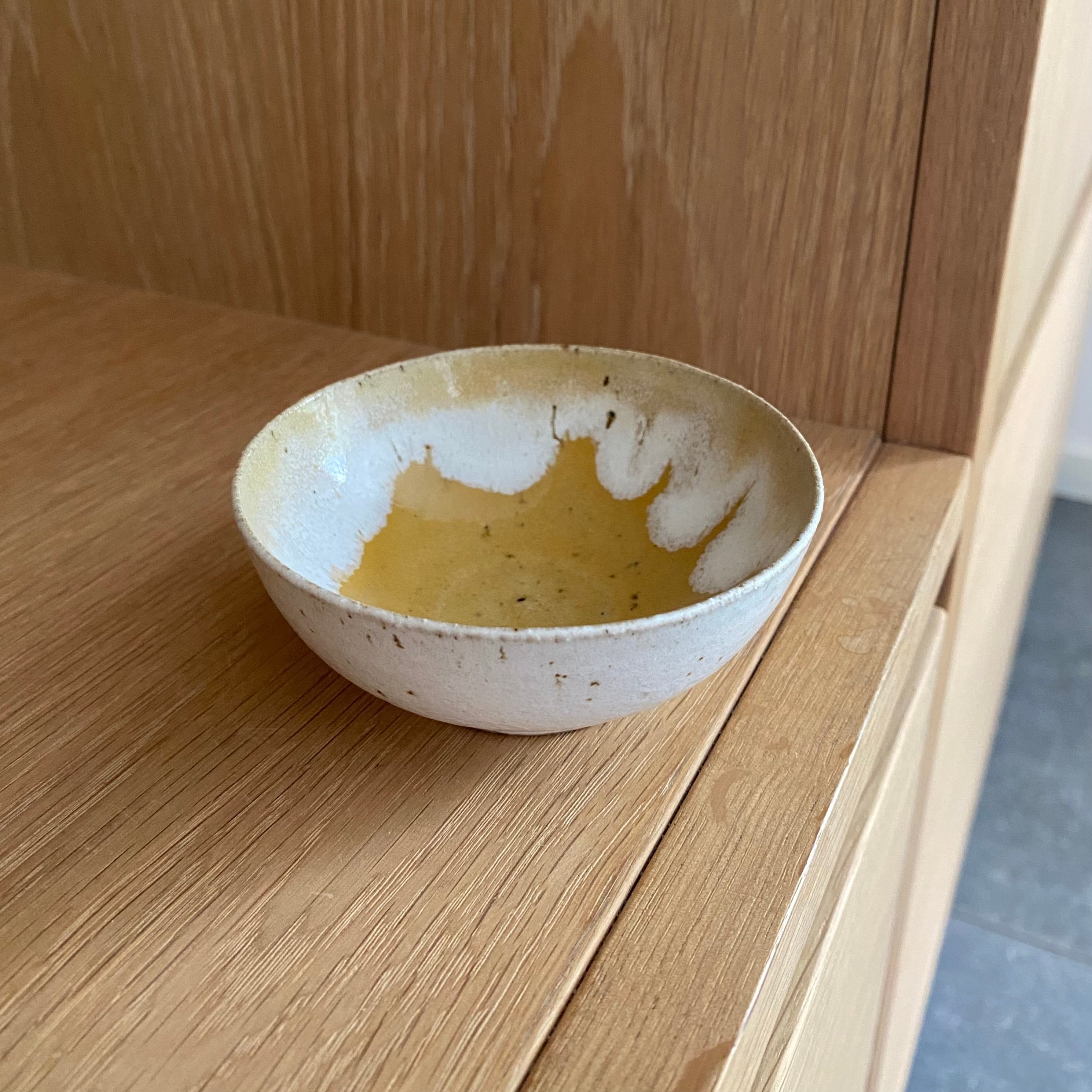 unik keramik skaal i gul