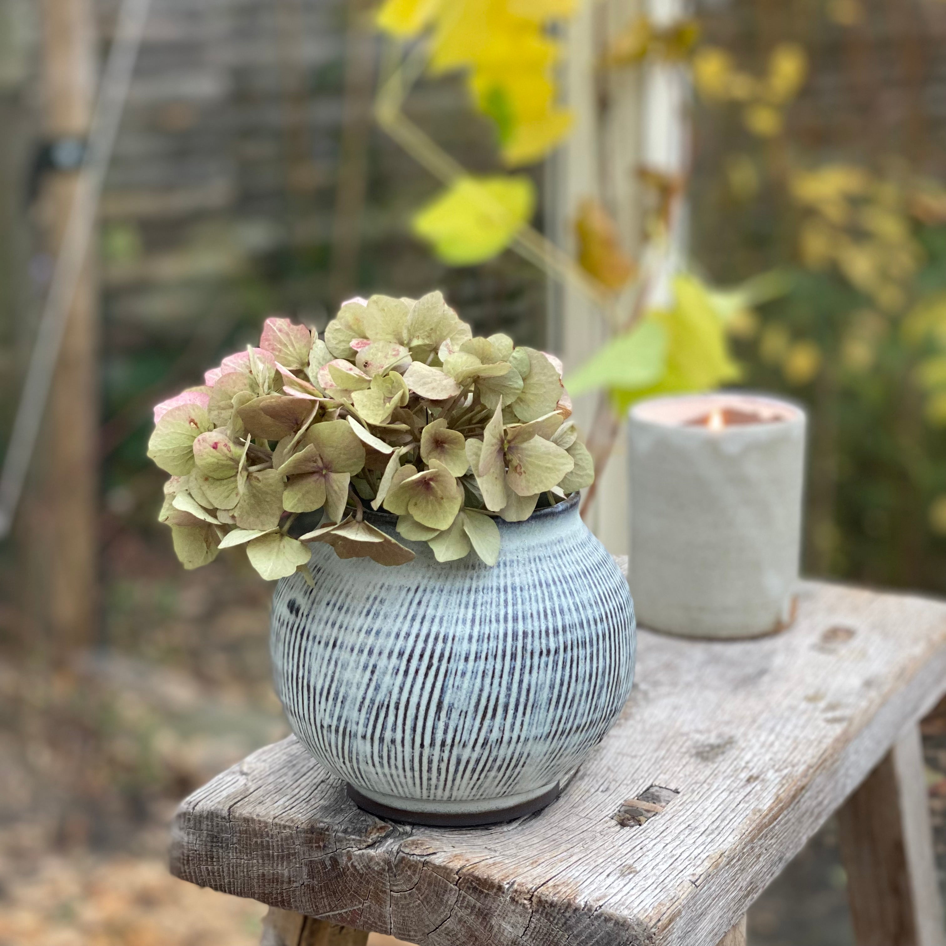 Hånddrejet blågrå riflet vase