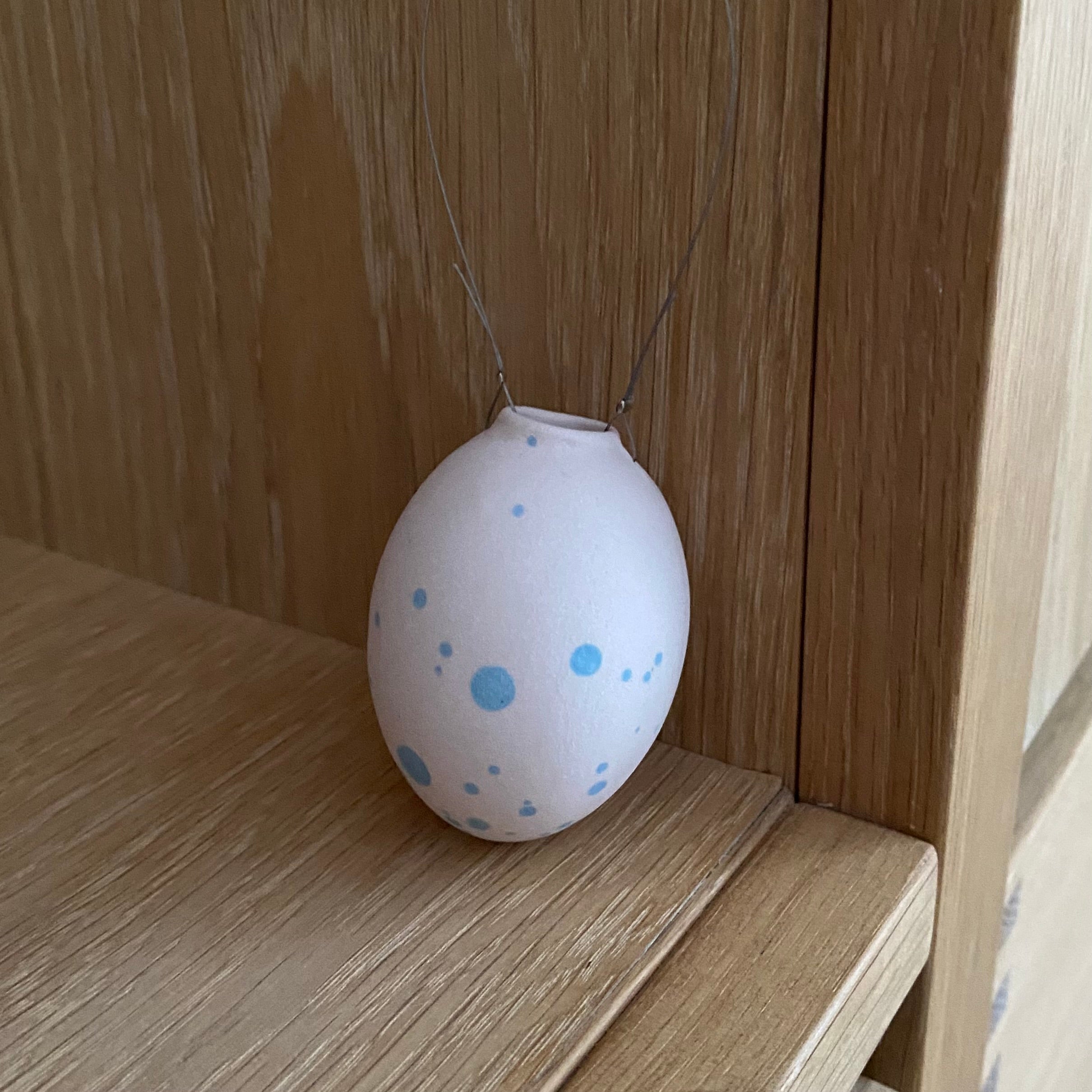 Helle Gram Easter egg - light pink with blue dots