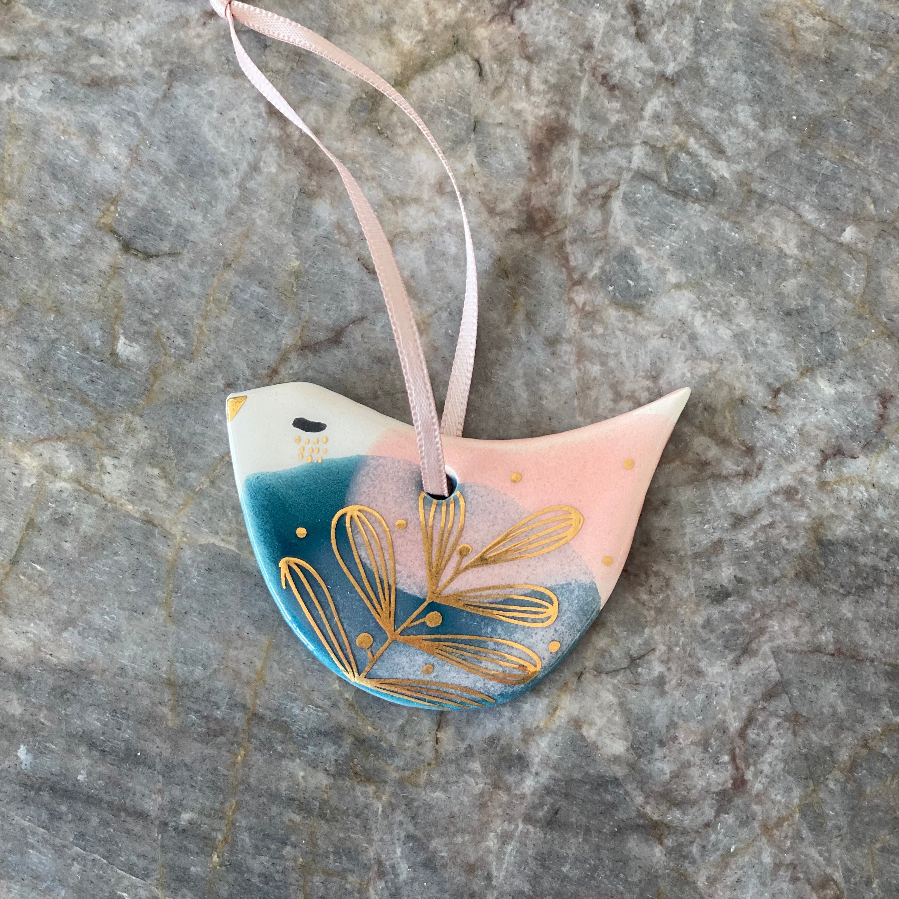 Marinski fugl Spætmejse - blush og mørkeblå med blomstermønster i guld