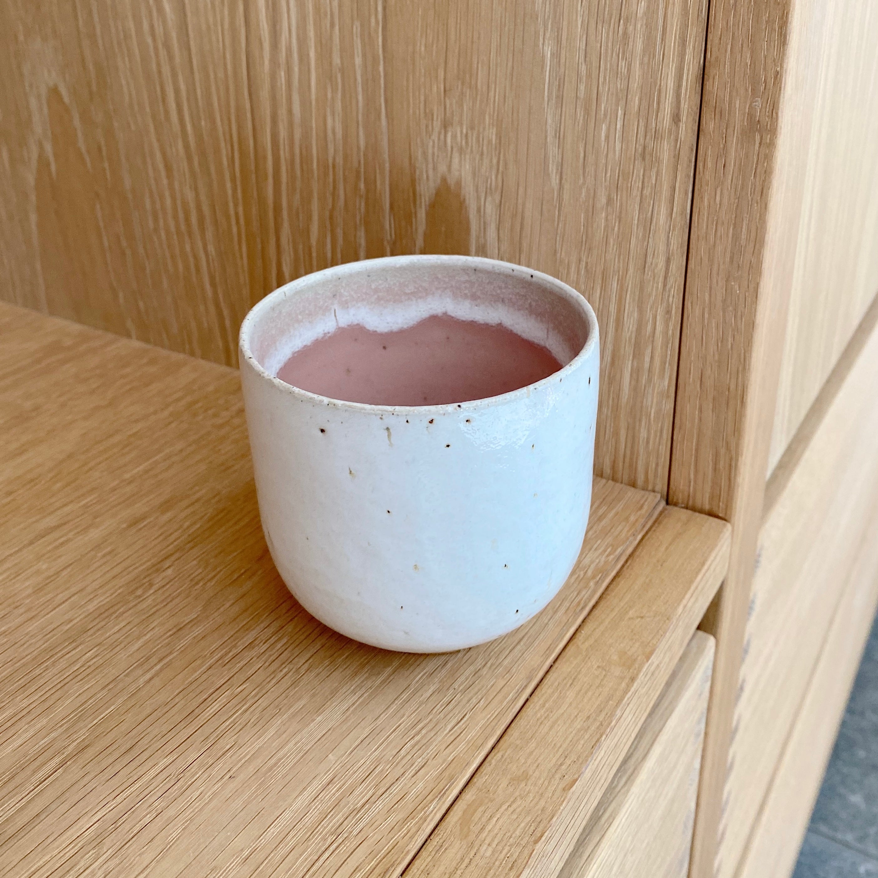 Tasja P coffee cup - off white and pink