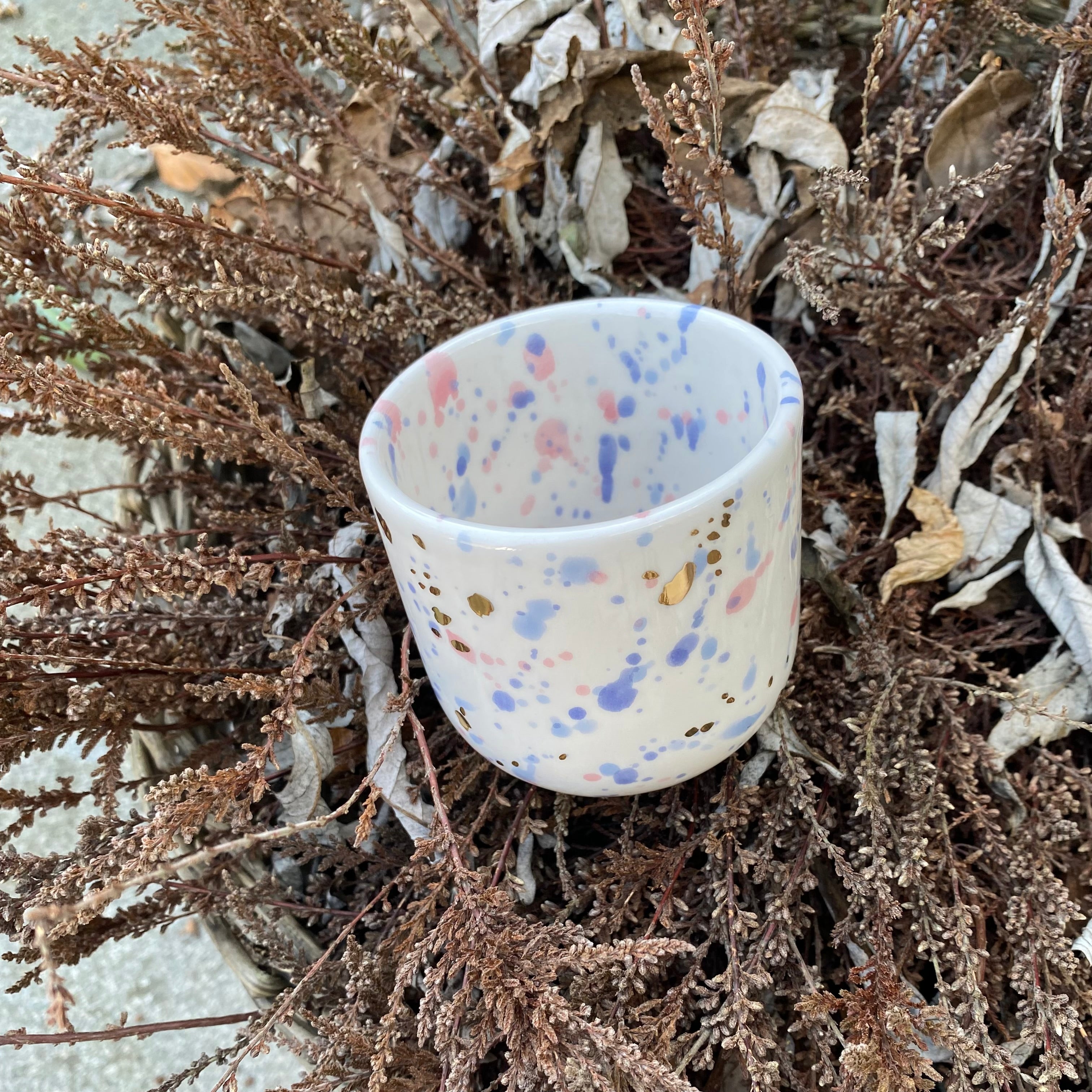 Cappuccino kop Konfetti - guld, lyserød og blå farver - bestseller keramik