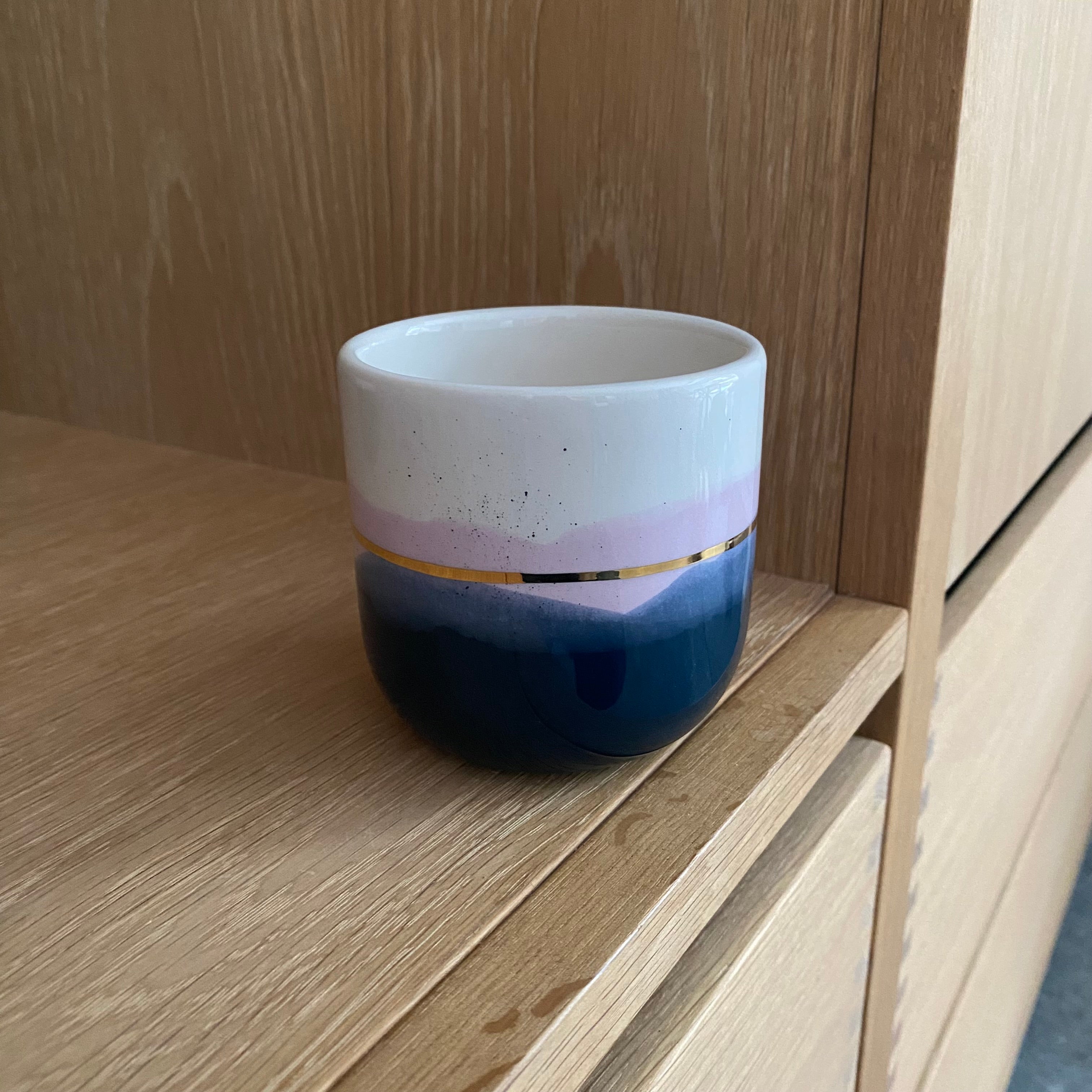 Keramikkop latte – mørkeblå og lilla – håndlavet keramik