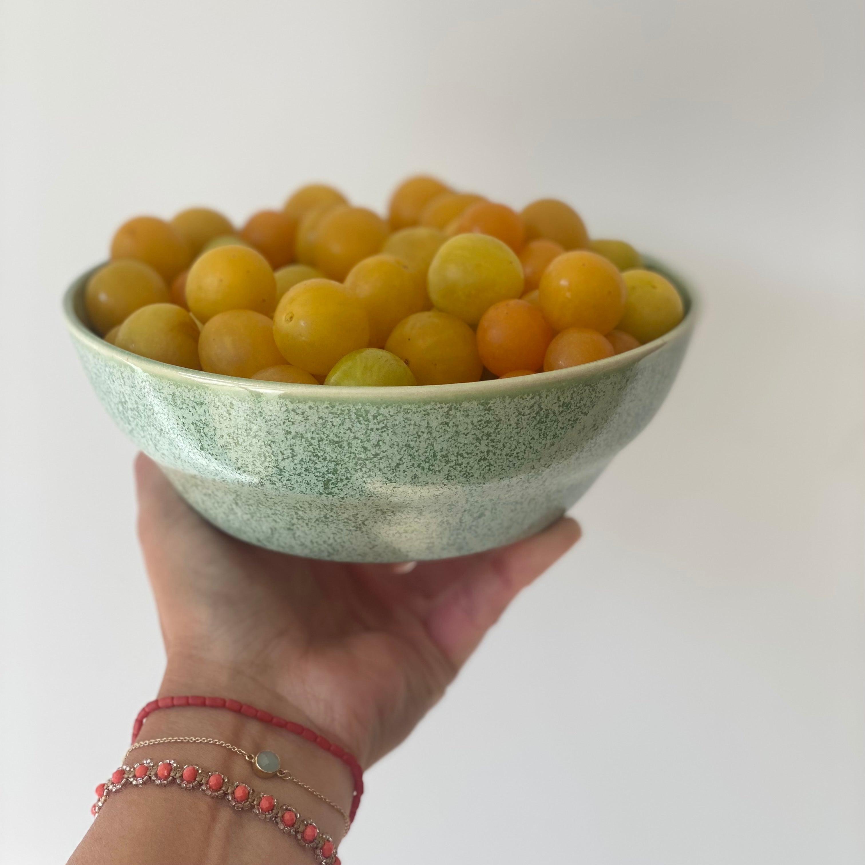 Frugtskål i håndlavet keramik med mirabelleblommer – stor Nexø skål Grass fra Oh Oak