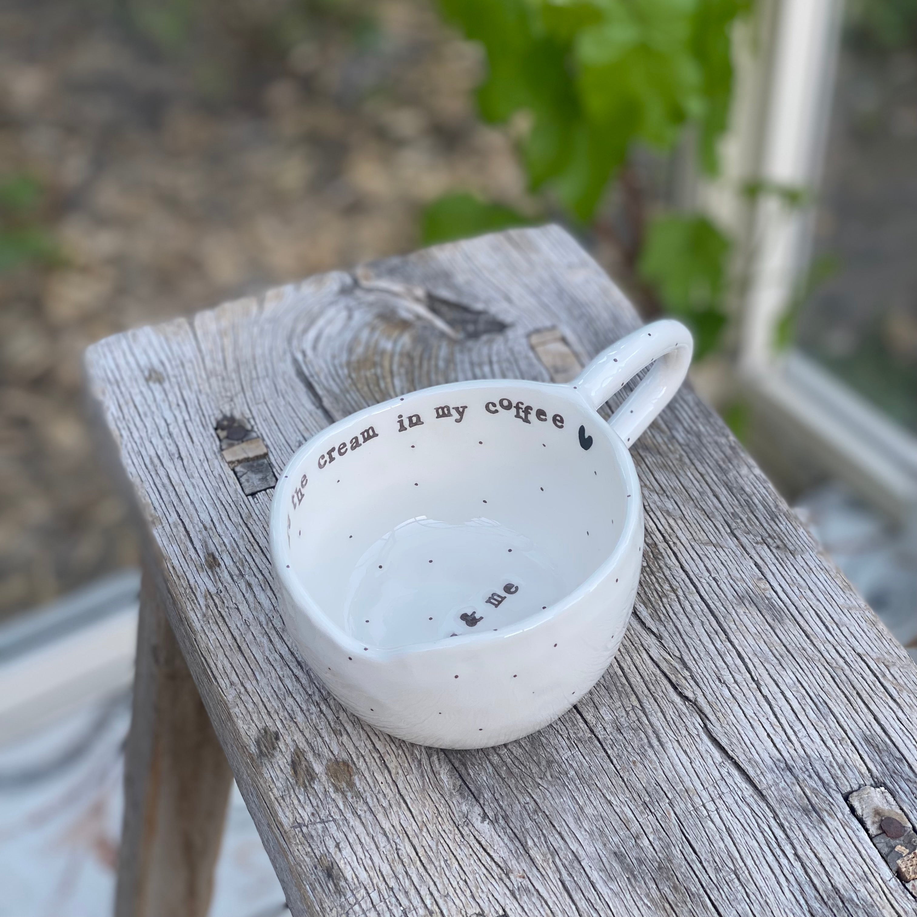 Keramikkop med teksten "You are the cream in my coffee" set oppefra – håndlavet kop med hank fra Terra Keramika