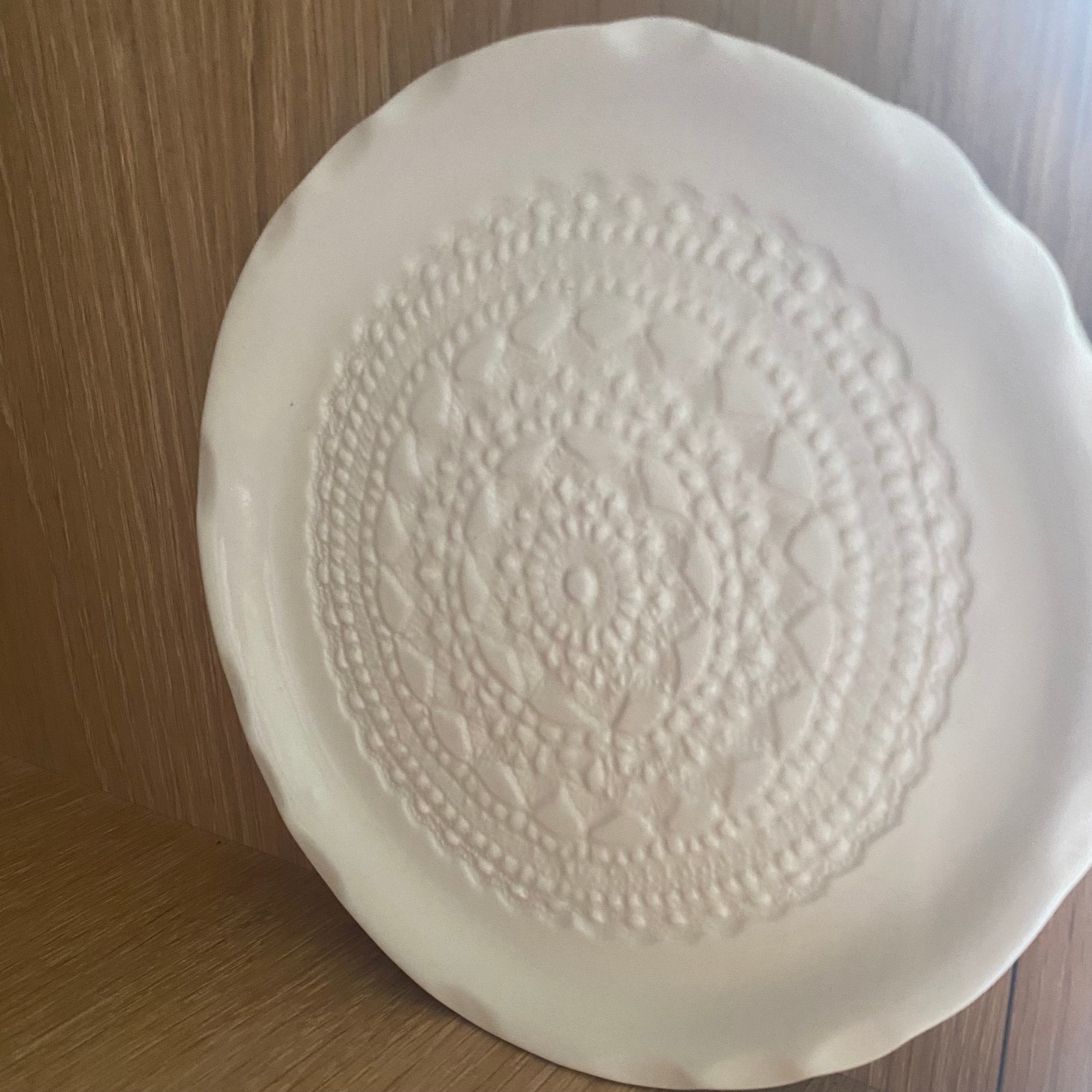Keramiktallerken Vintage Lace i hvid porcelæn – håndlavet af Kim Wallace