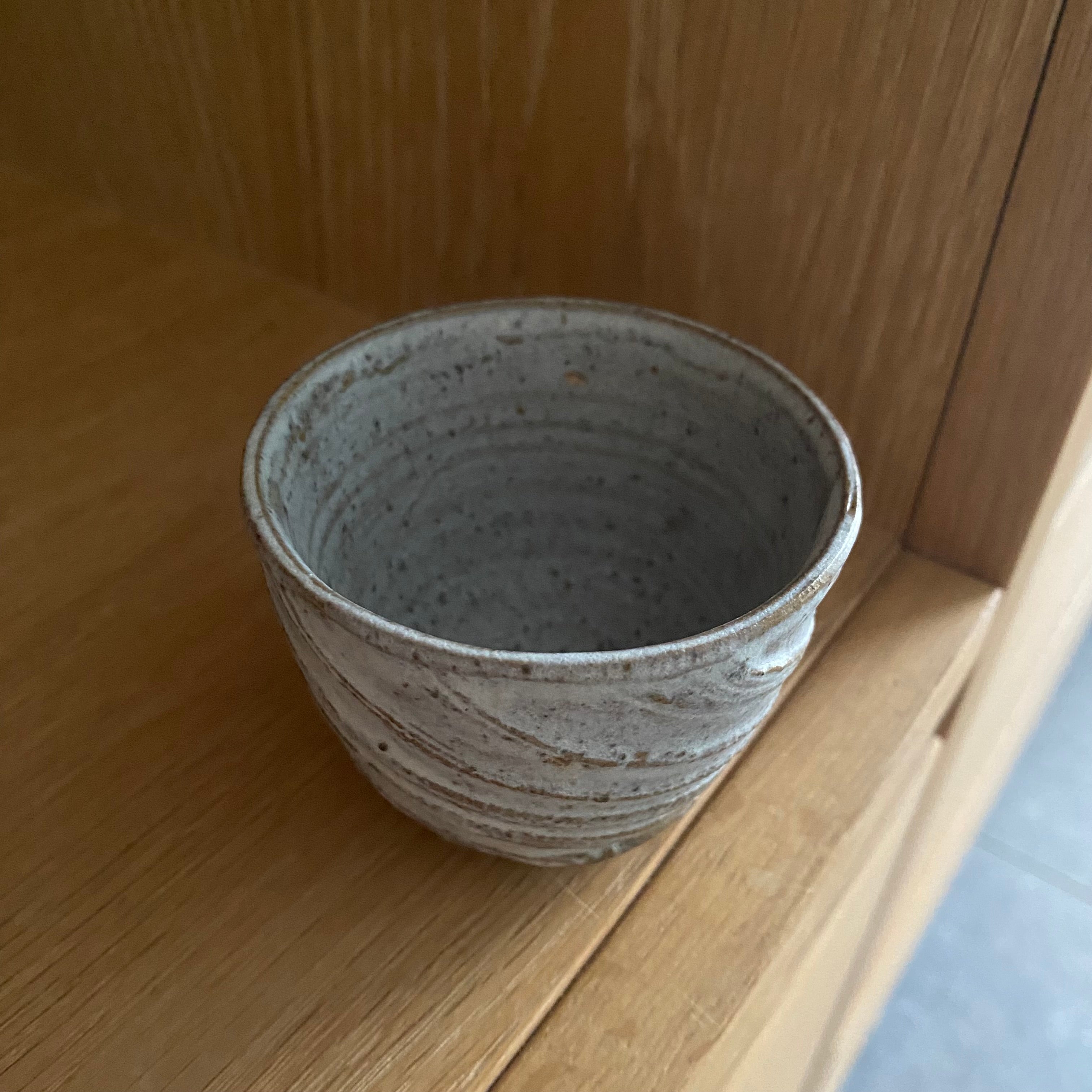 Riflet kop med mønster – gråbrun - hånddrejet unika