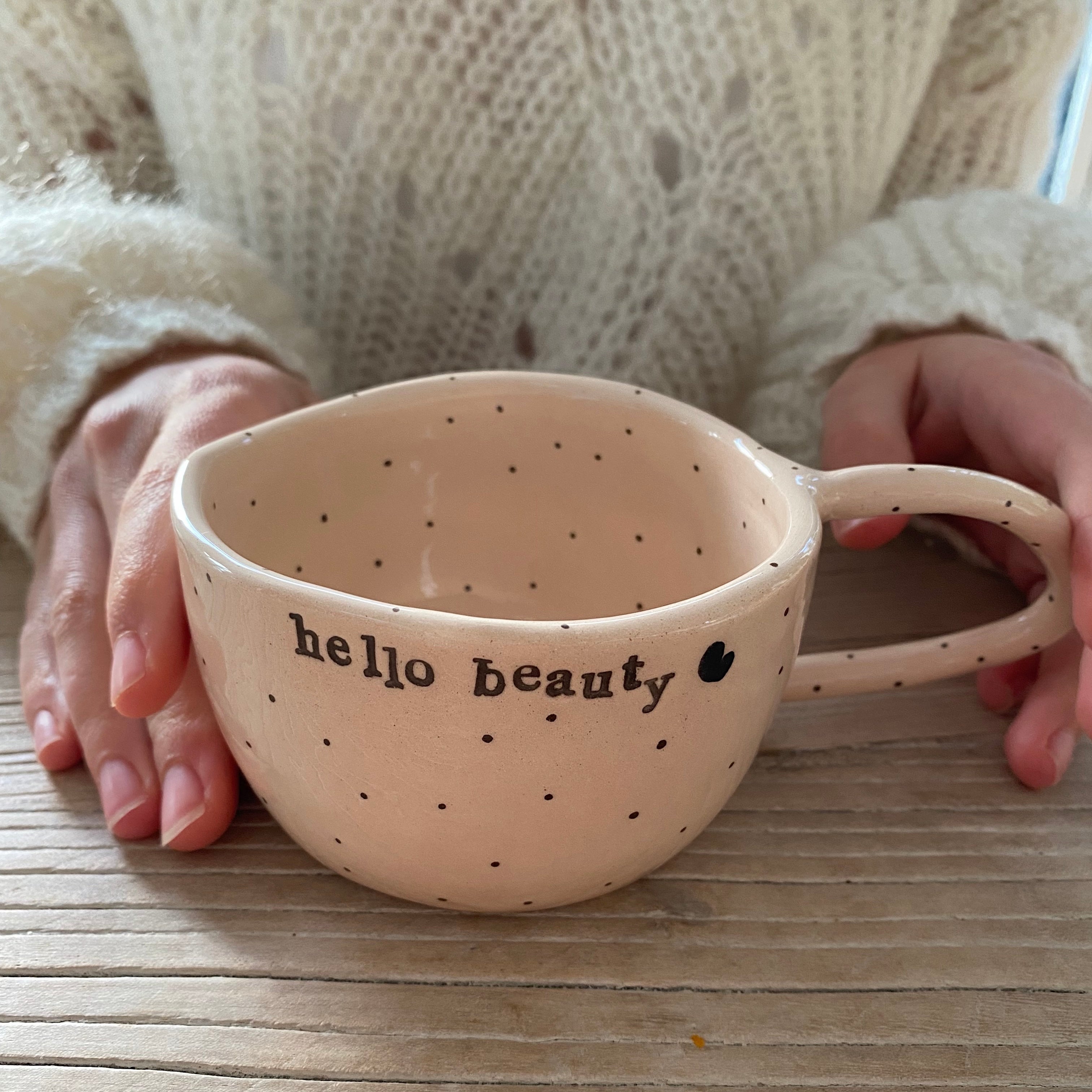Terra Ceramica pinch kop med tekst, Hello beauty, you are loved - creme