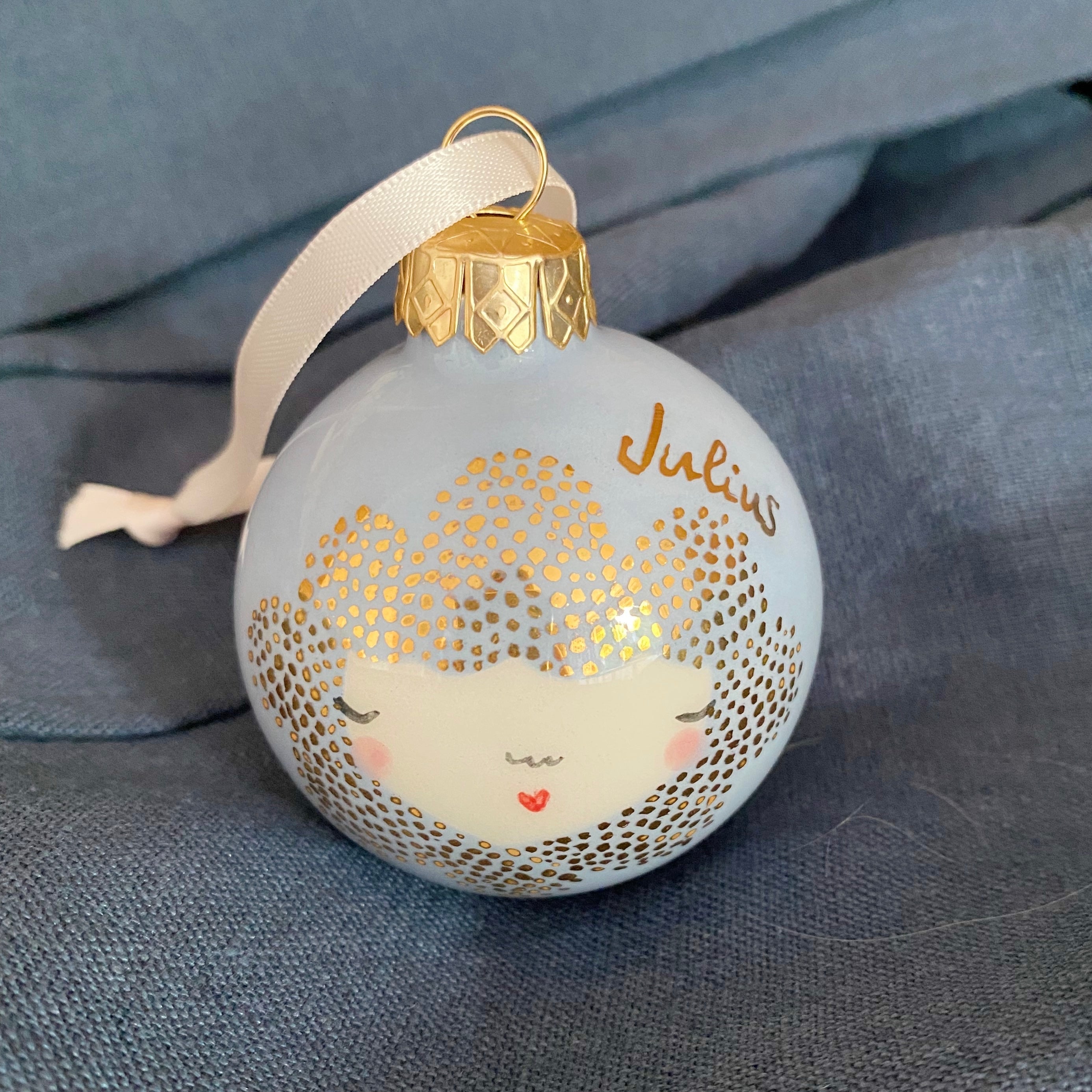 Marinski Heartmades julekugle med navn - lyseblå med guldprikker 'dotty lace'