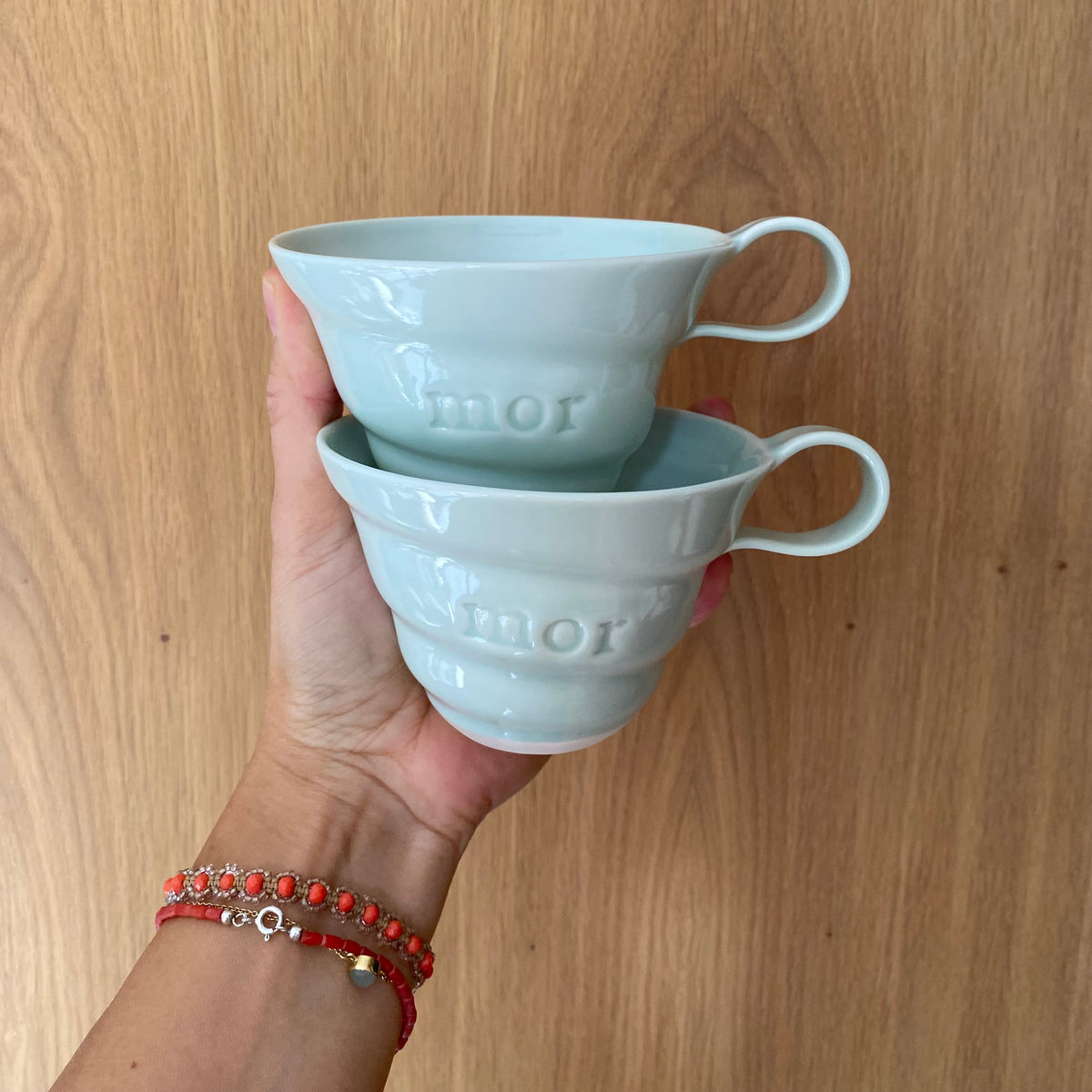 Mor kopper i mint – to håndlavede spiralkopper i porcelæn med Mor stemplet på