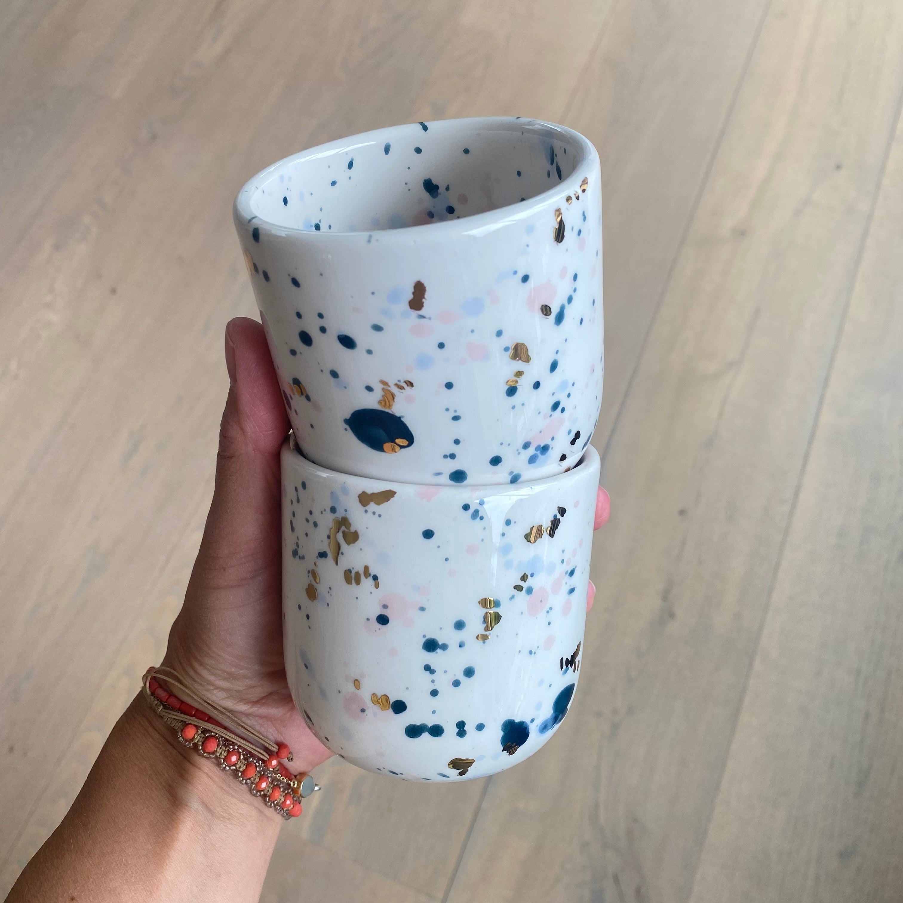 Kaffekop – Konfetti med guldprikker – mørkeblå og lyserød