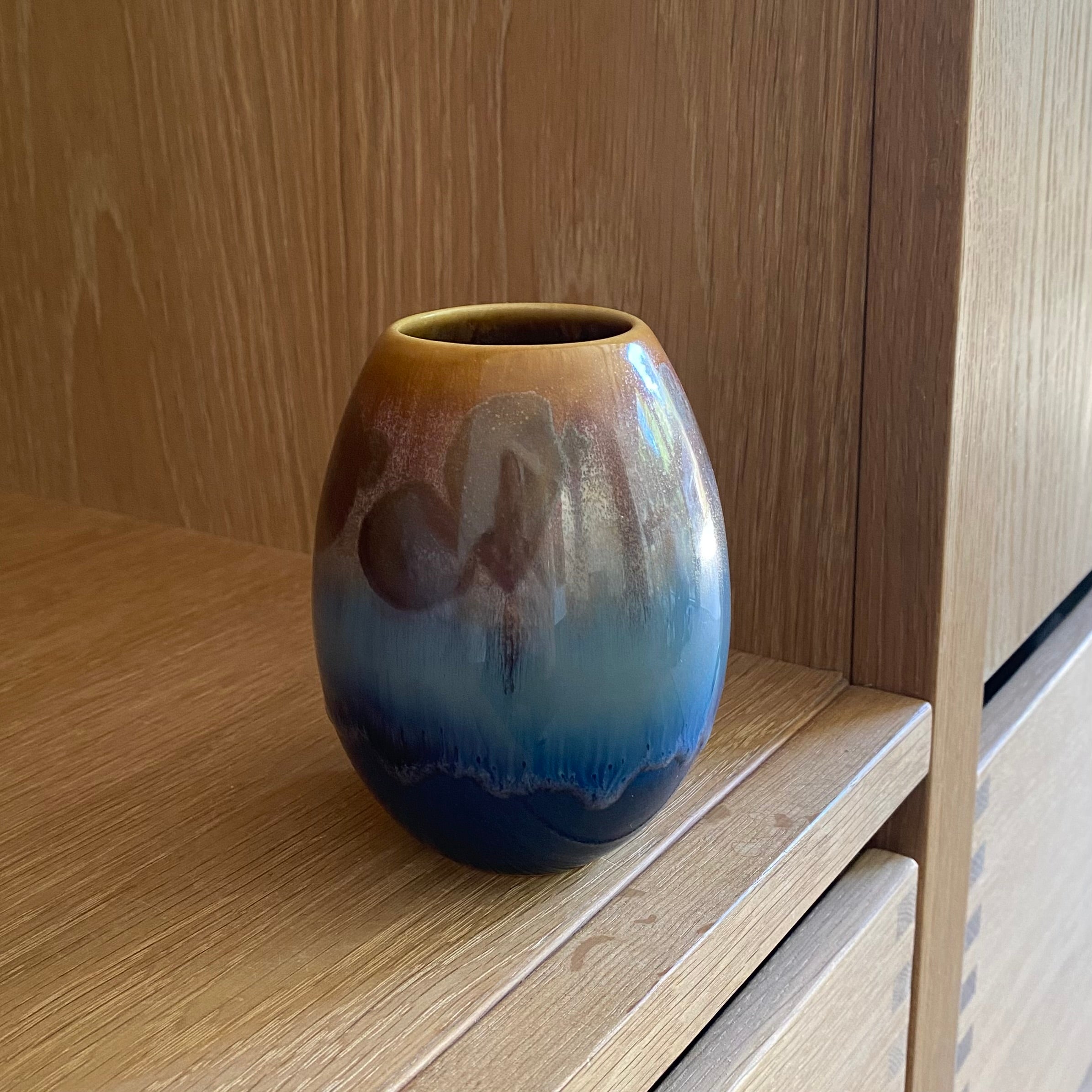 Crystal vase i blå og gyldenbrun set fra siden – unik krystalglasur håndlavet dansk keramik