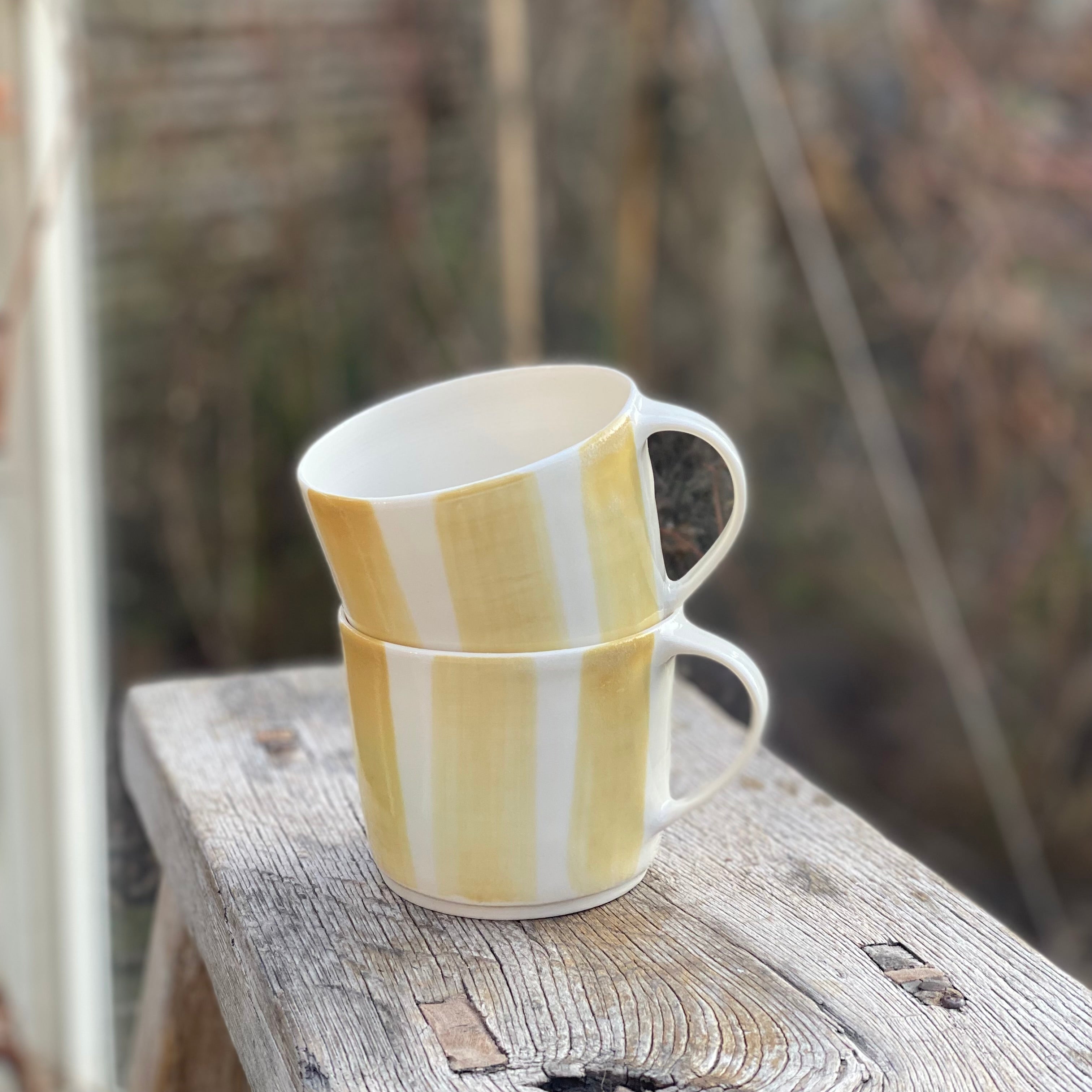 Hånddrejet keramikkop med hank – brede gule striber – hånddrejet kop