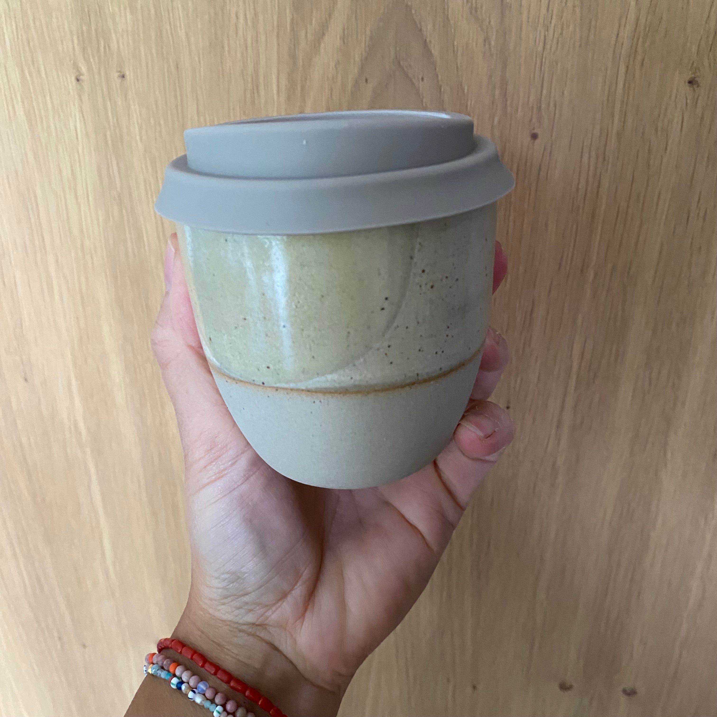 Tasse à cappuccino à emporter Kim Wallace Sundae - glaçage unique rose. Couvercle en nu