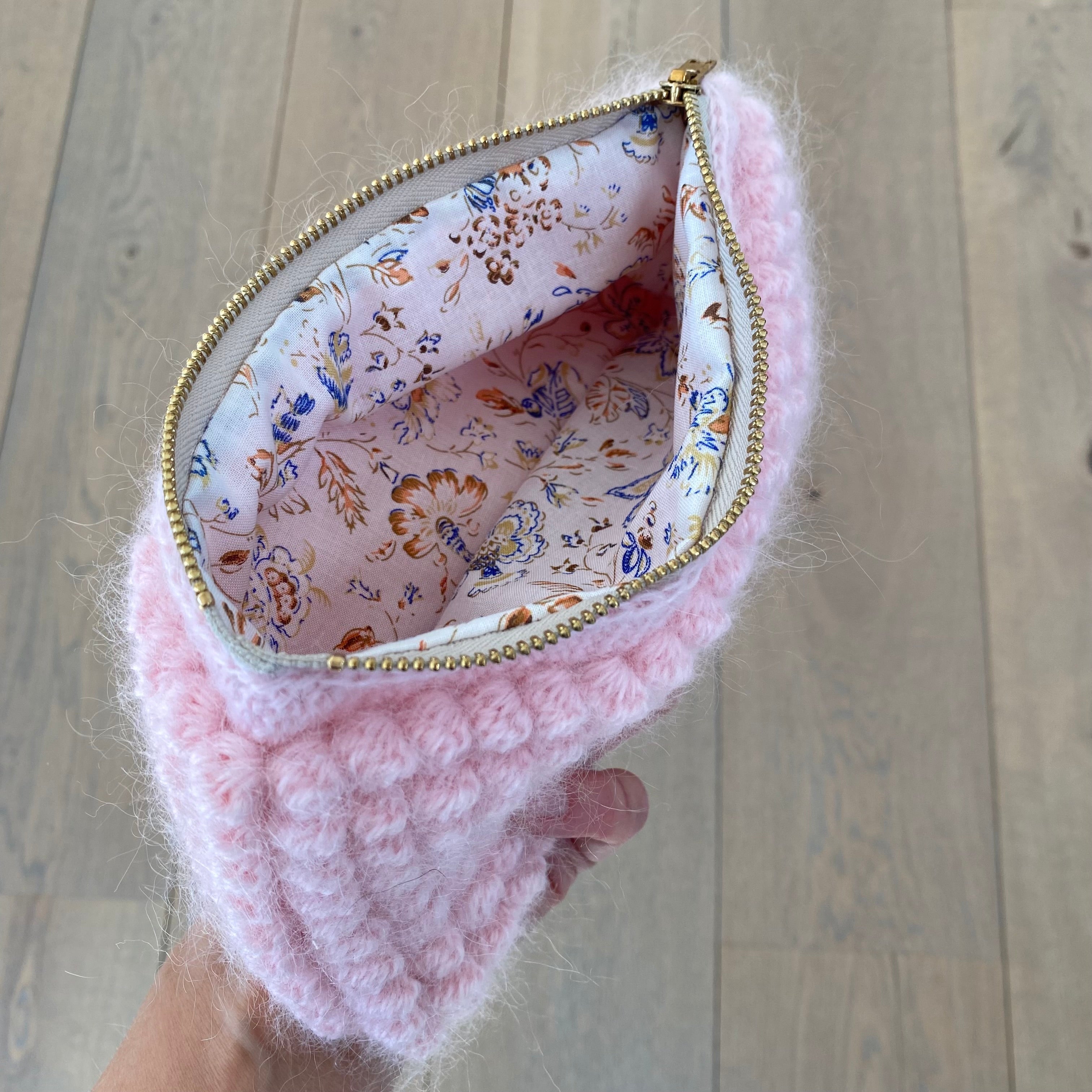 Håndhæklet lyserød clutch M – bobledesign i dansk håndværk