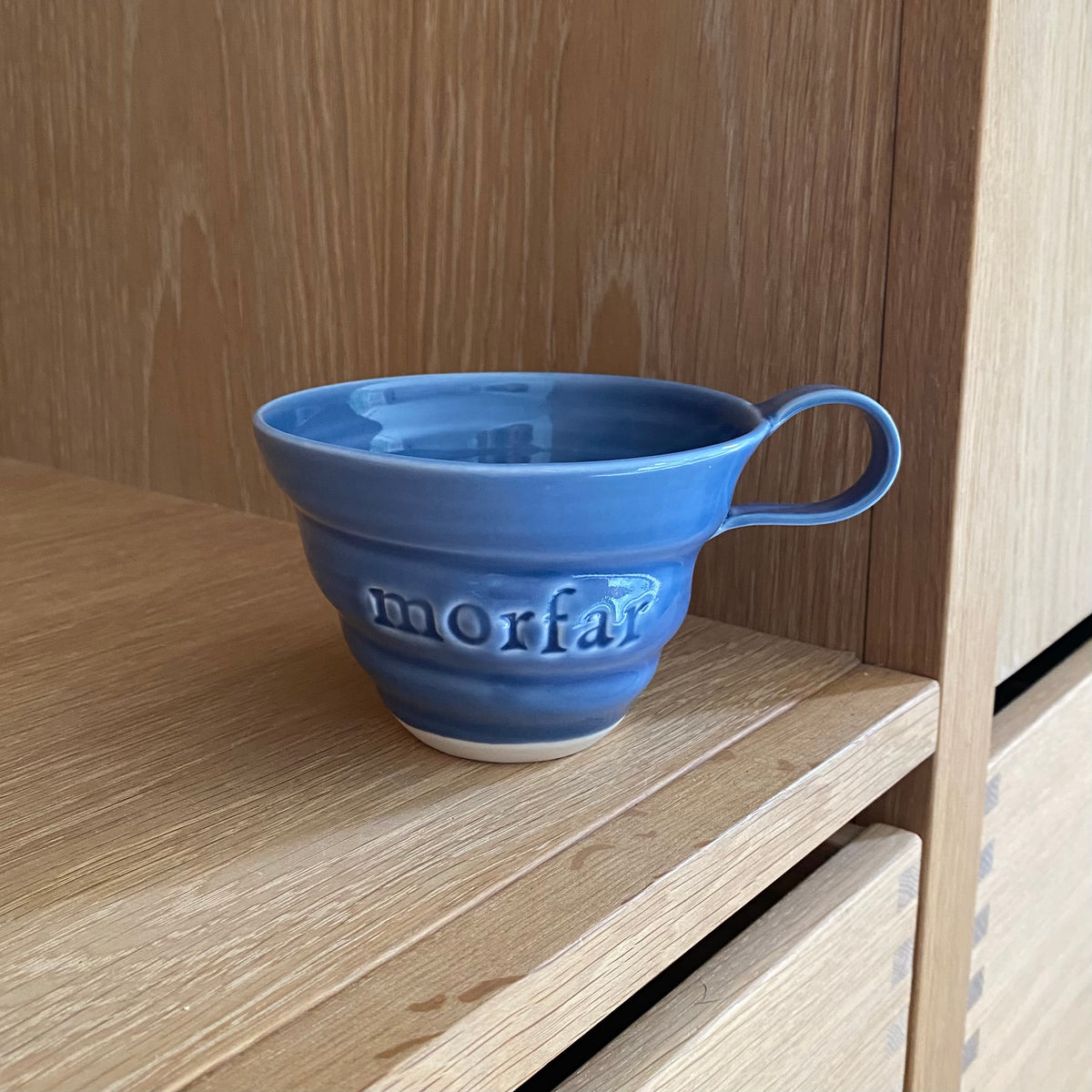 Morfar kop i himmelblå – håndlavet spiralkop i porcelæn med Morfar stemplet på