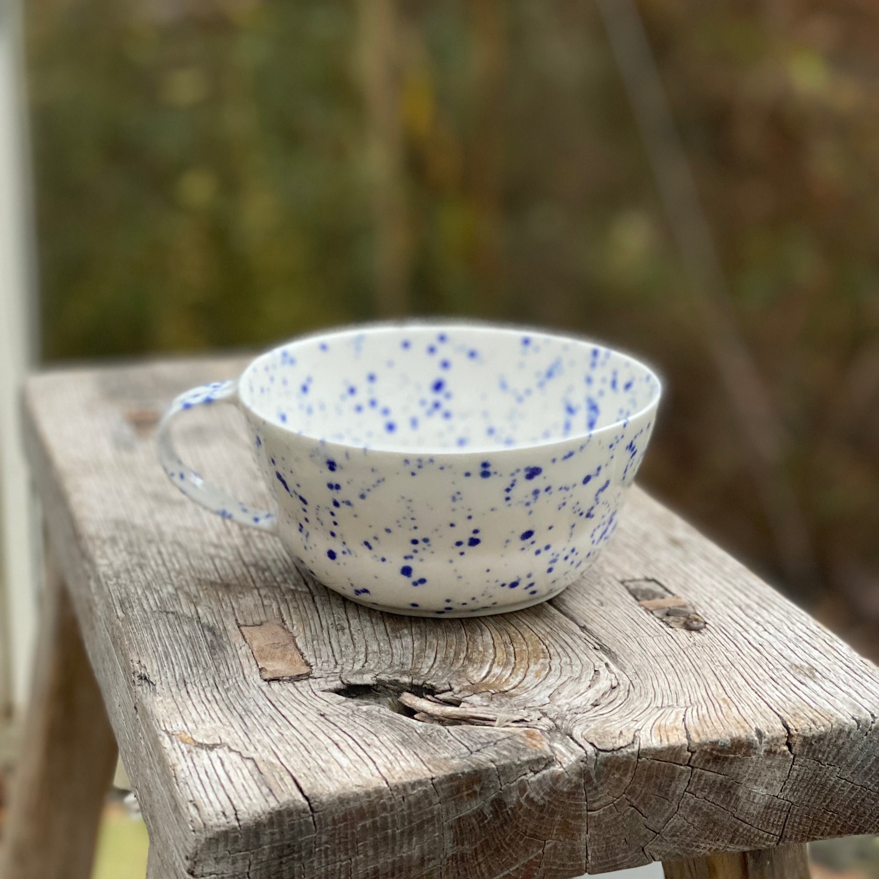 Tekop med hank – blå splash – håndlavet keramik